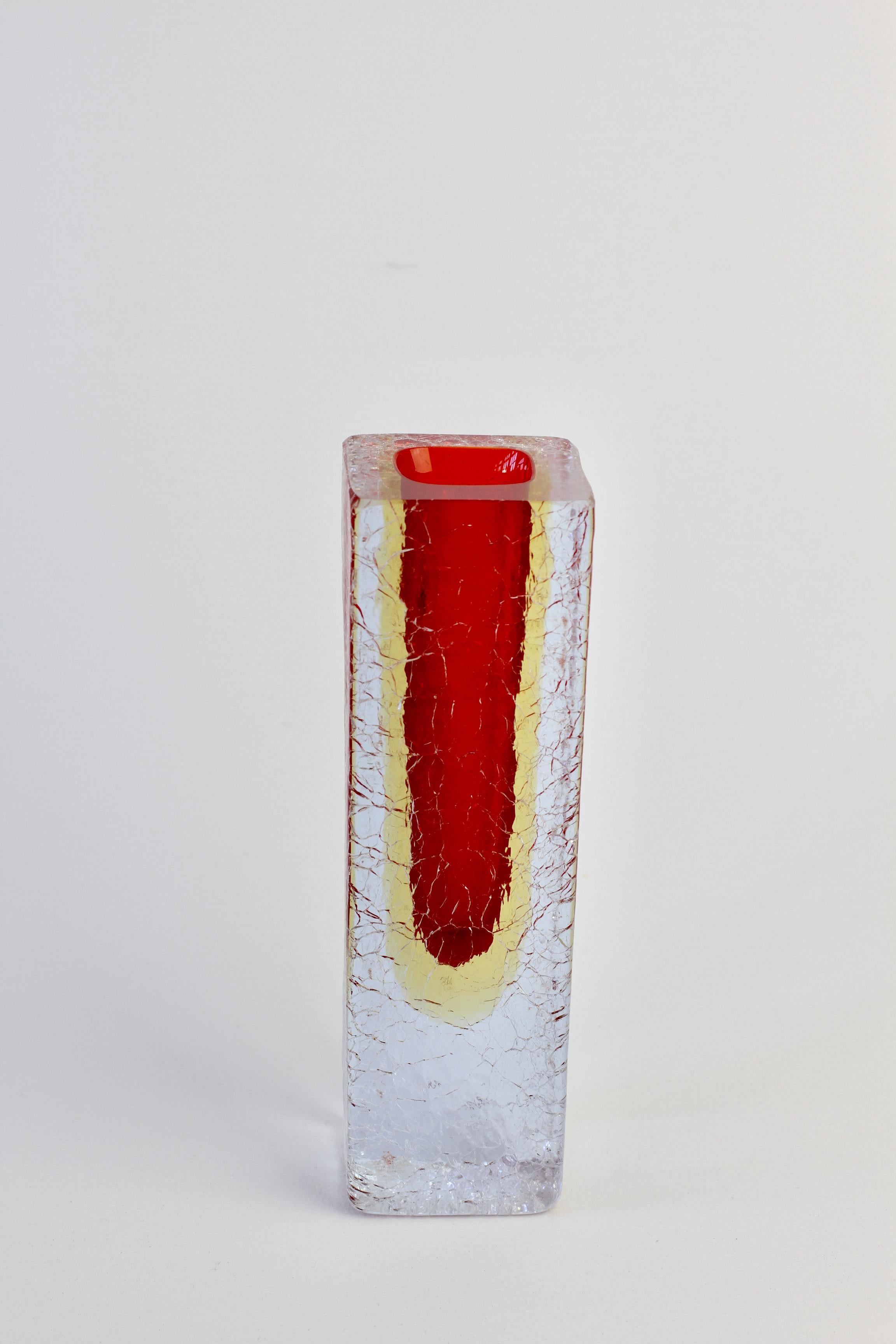 Facettierte rote und gelbe italienische Murano-Vase „Sommerso“ aus Craquelé-Glas, um 1960 im Angebot 1