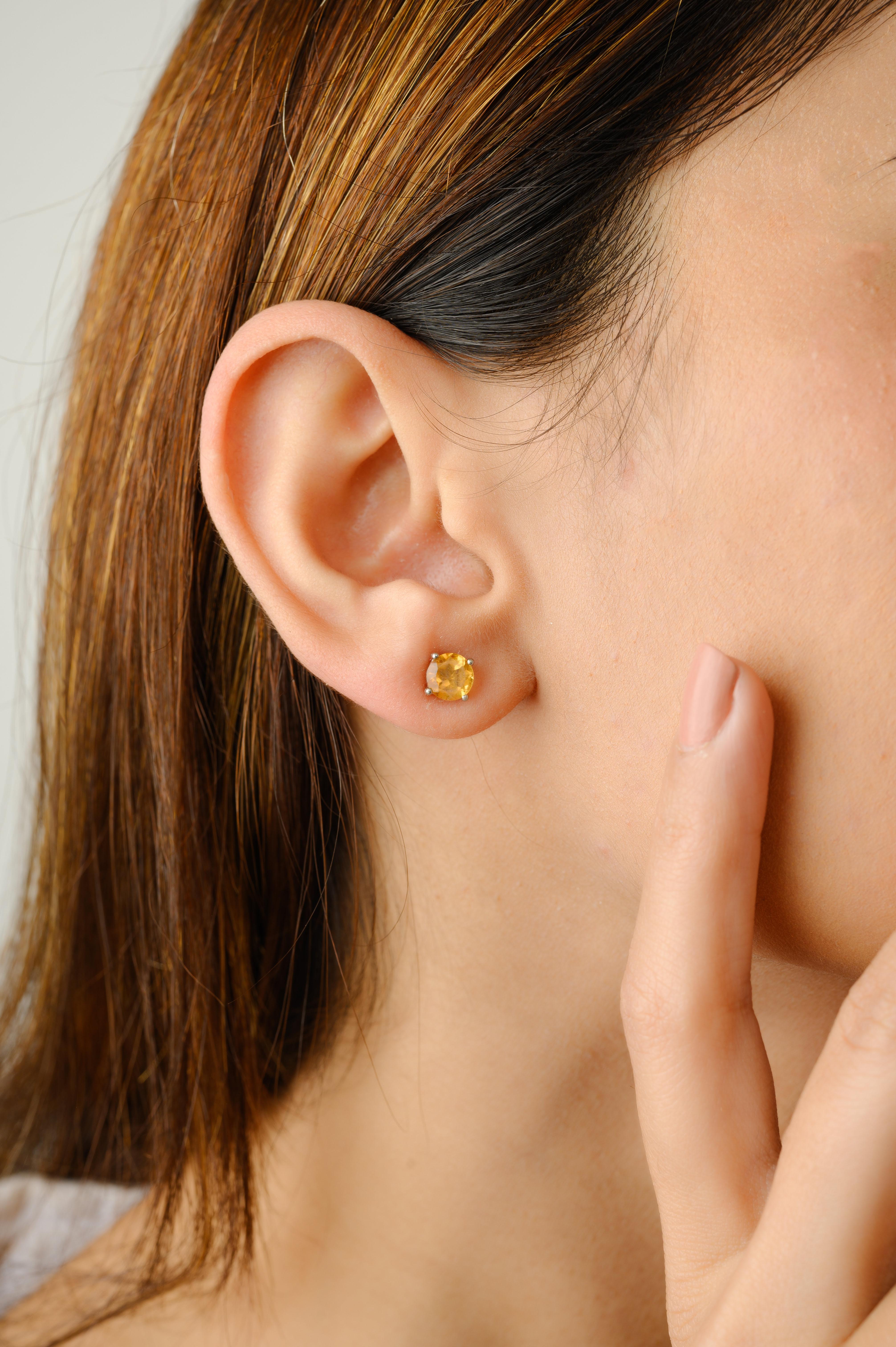 Les boucles d'oreilles solitaires en or 14 carats avec citrine à facettes vous permettront d'affirmer votre style. Vous aurez besoin de boucles d'oreilles pour affirmer votre look. Ces boucles d'oreilles créent un look étincelant et luxueux avec des
