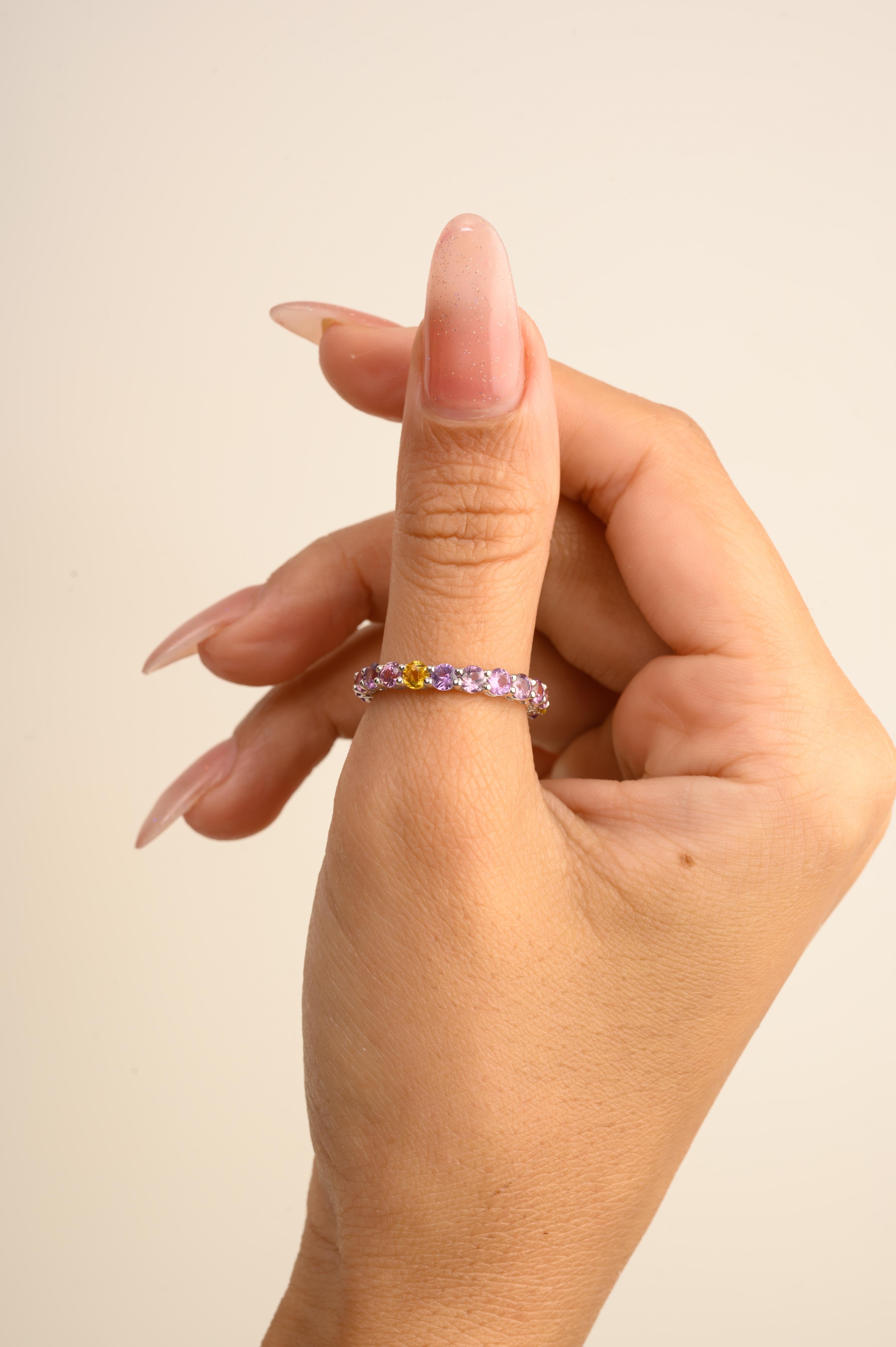 En vente :  Bague empilable en or blanc massif 14k, saphirs multiples ronds et facettés 2