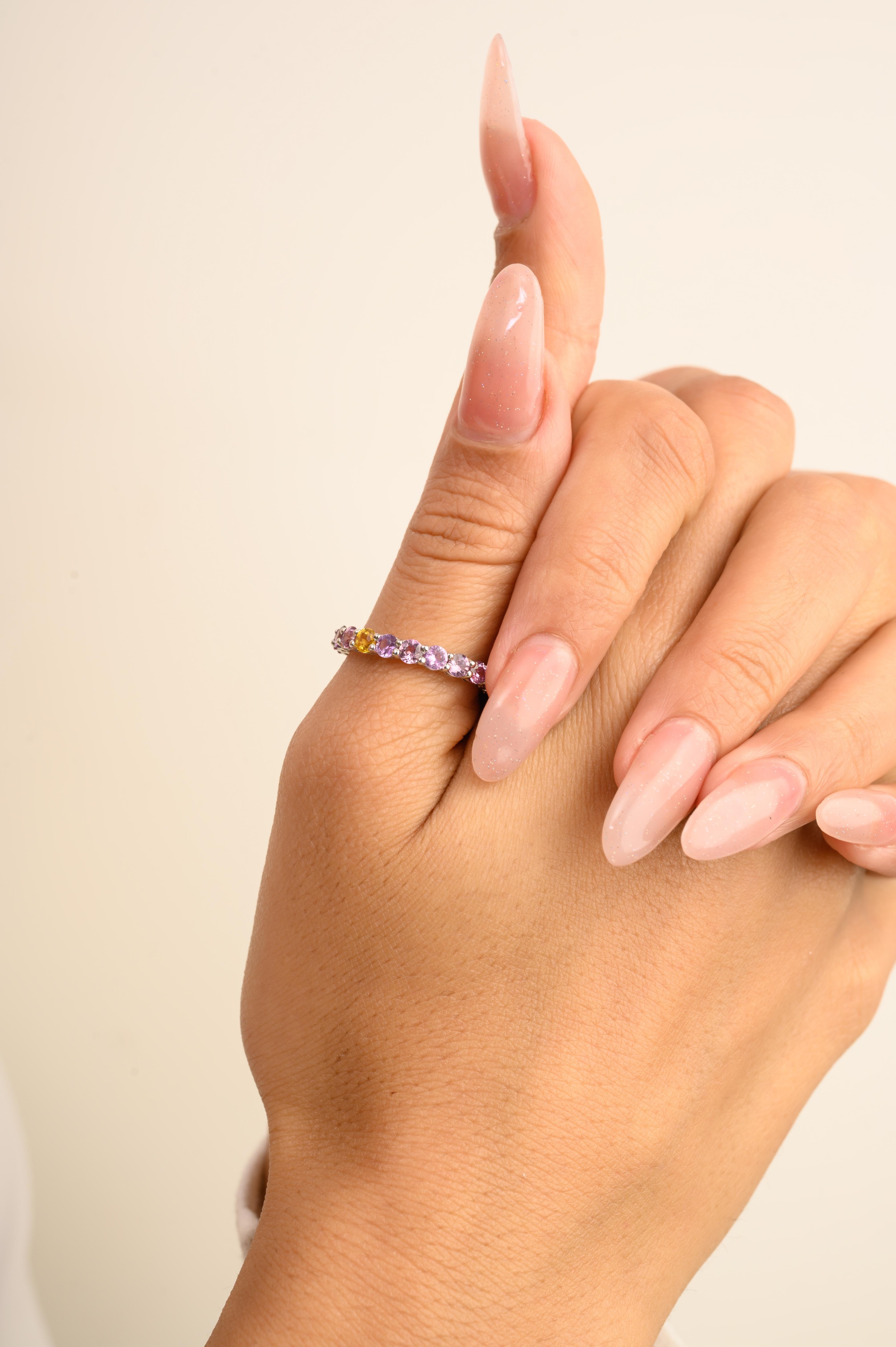 En vente :  Bague empilable en or blanc massif 14k, saphirs multiples ronds et facettés 4