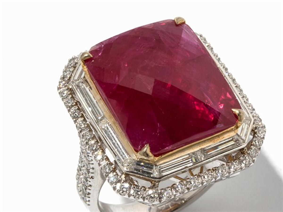 - Description of the
- 750 White and yellow gold
- hallmarked with the fineness
- 1 translucent ruby, faceted, approx. 12.25 ct, with lots of silk and numerous growth characteristics
- 84 brilliant-cut and baguette-cut diamonds, total approx. 1.76