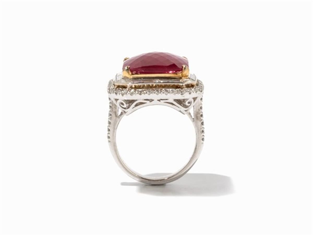 12.25 Carat Faceted Ruby Diamond White and Yellow Gold Cocktail Ring  In Excellent Condition In Bad Kissingen, DE