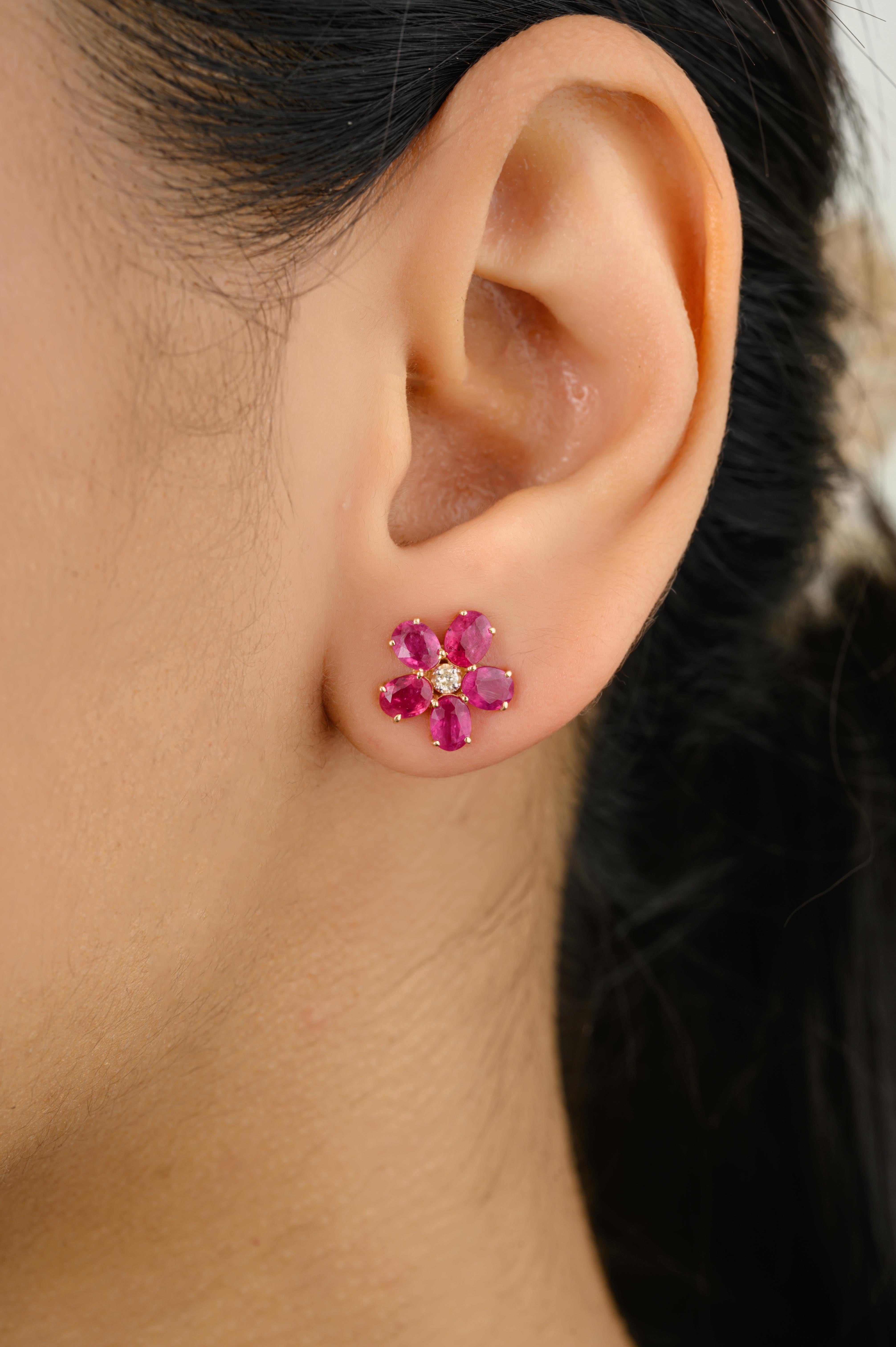 Les boucles d'oreilles florales en or 14 carats avec rubis à facettes et diamants vous permettront d'affirmer votre style. Vous aurez besoin de boucles d'oreilles pour affirmer votre look. Ces boucles d'oreilles créent un look étincelant et luxueux