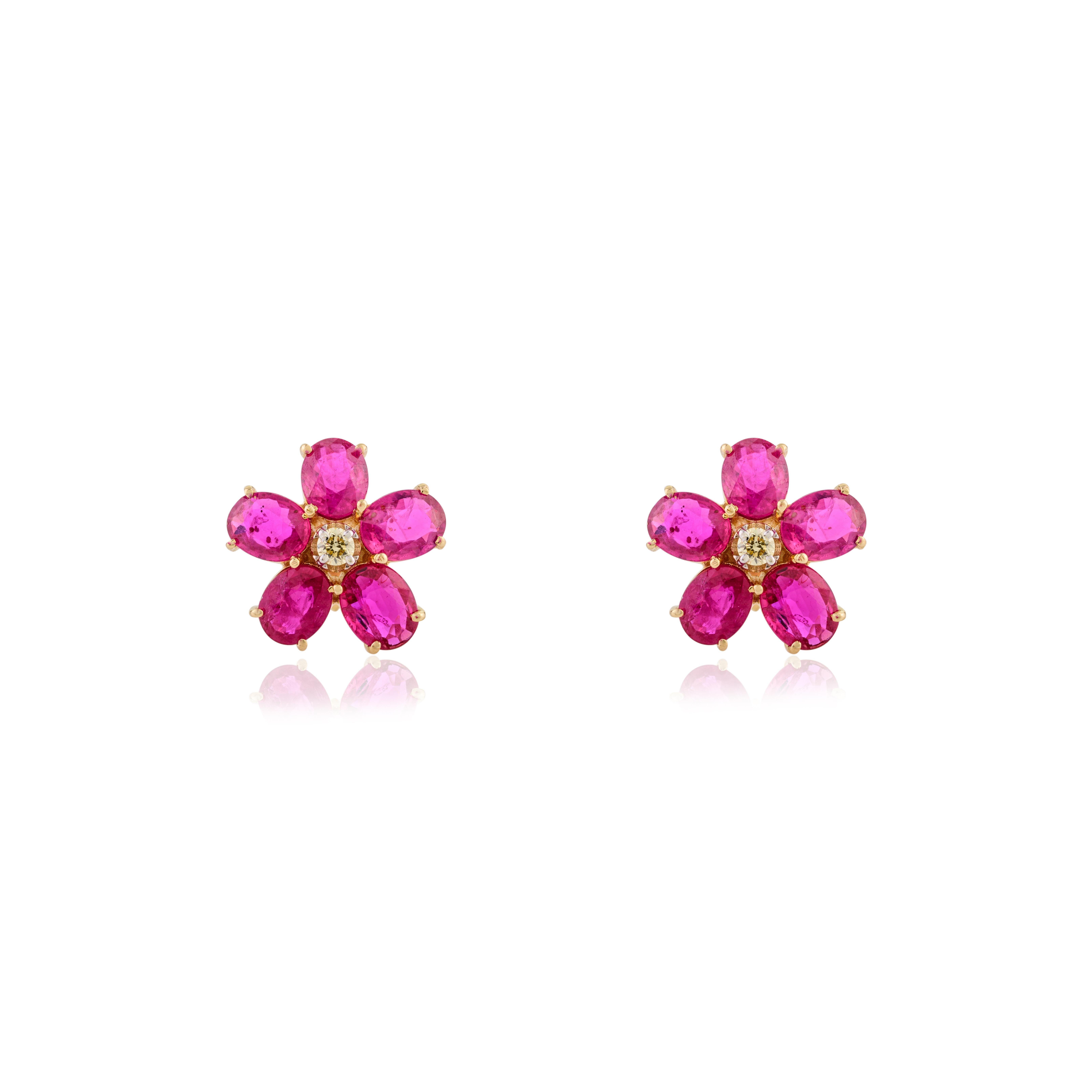 Contemporain Clous d'oreilles à fleurs facettées en or jaune 14 carats serties de diamants en vente