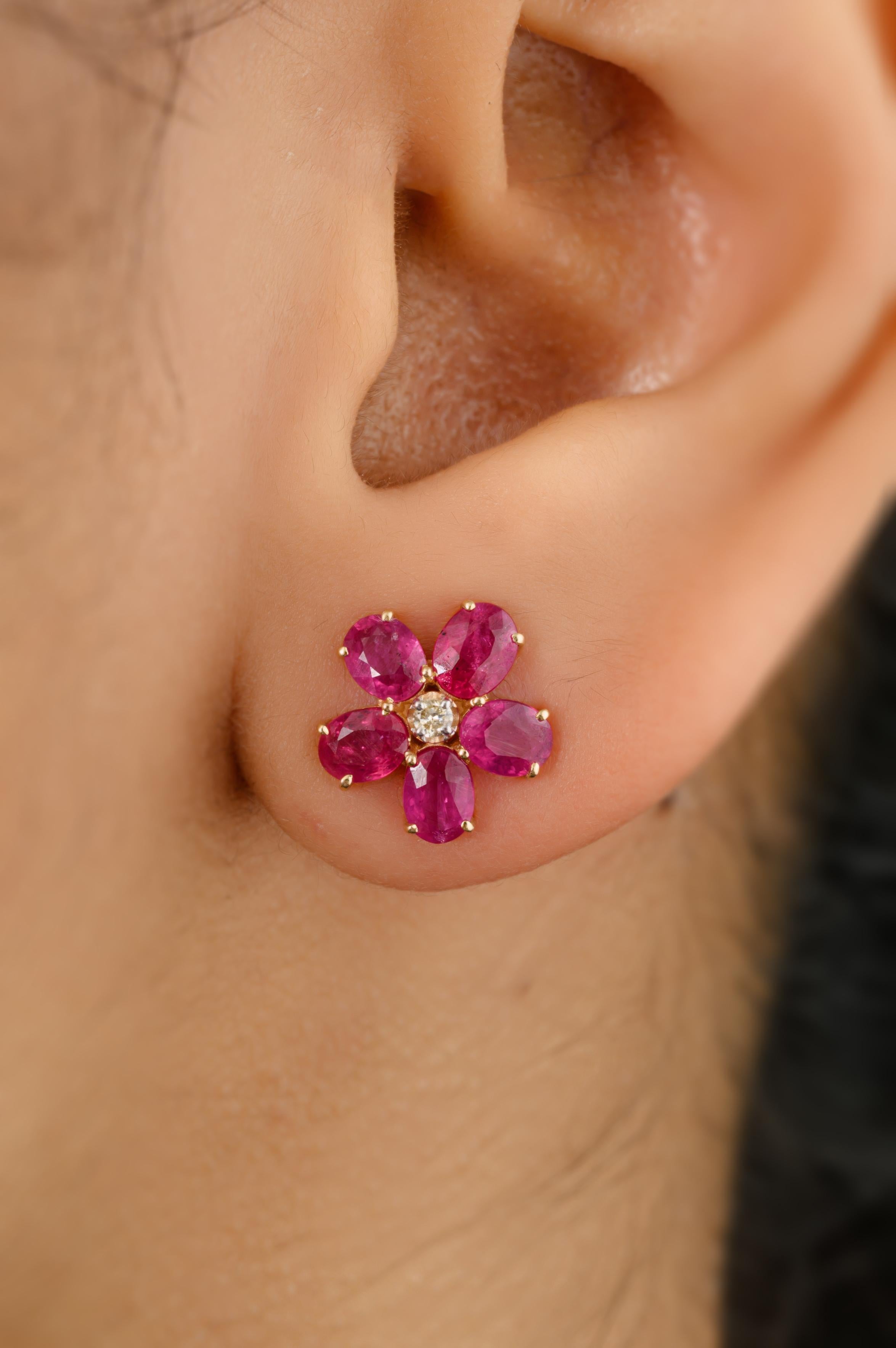 Taille ovale Clous d'oreilles à fleurs facettées en or jaune 14 carats serties de diamants en vente
