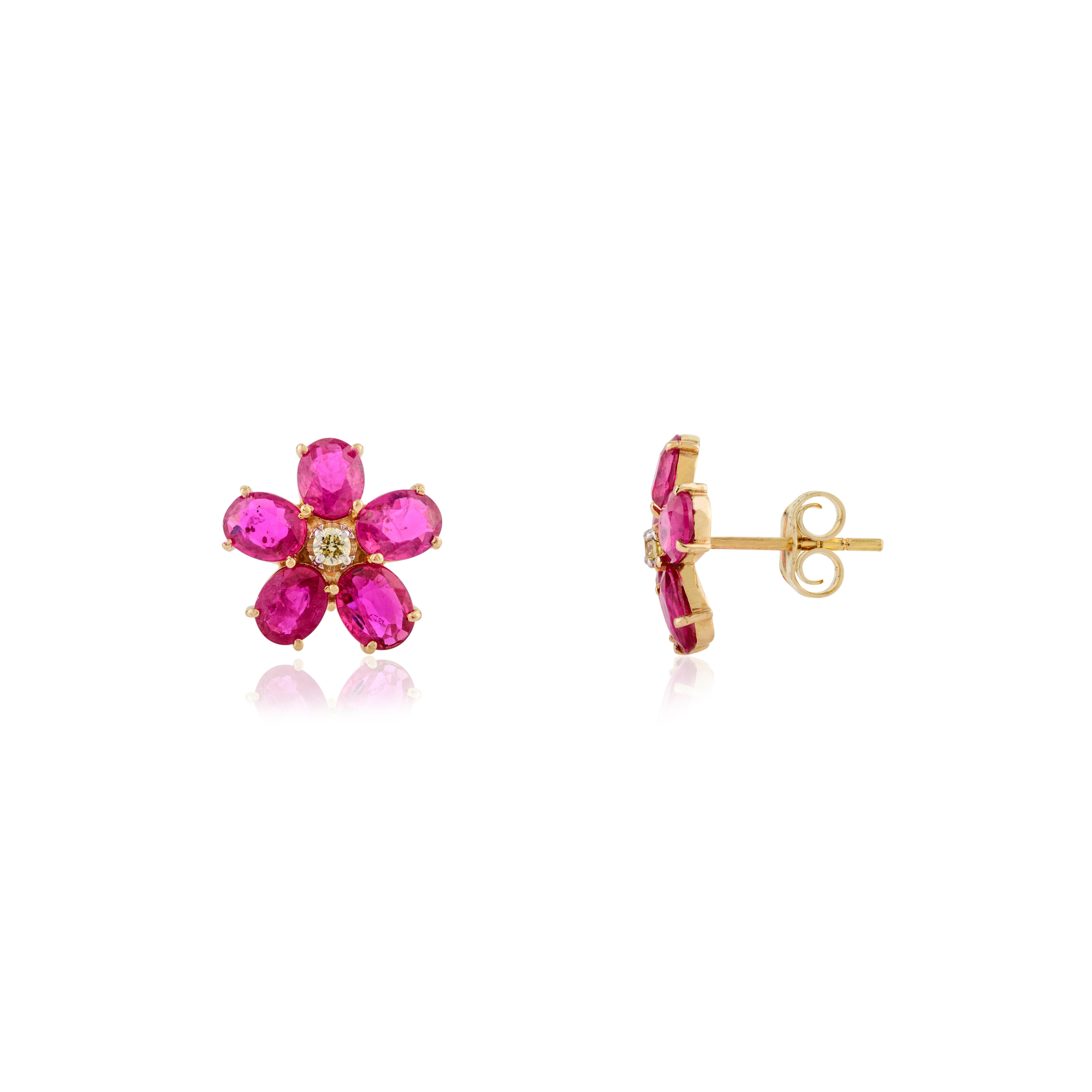Clous d'oreilles à fleurs facettées en or jaune 14 carats serties de diamants Neuf - En vente à New York, NY