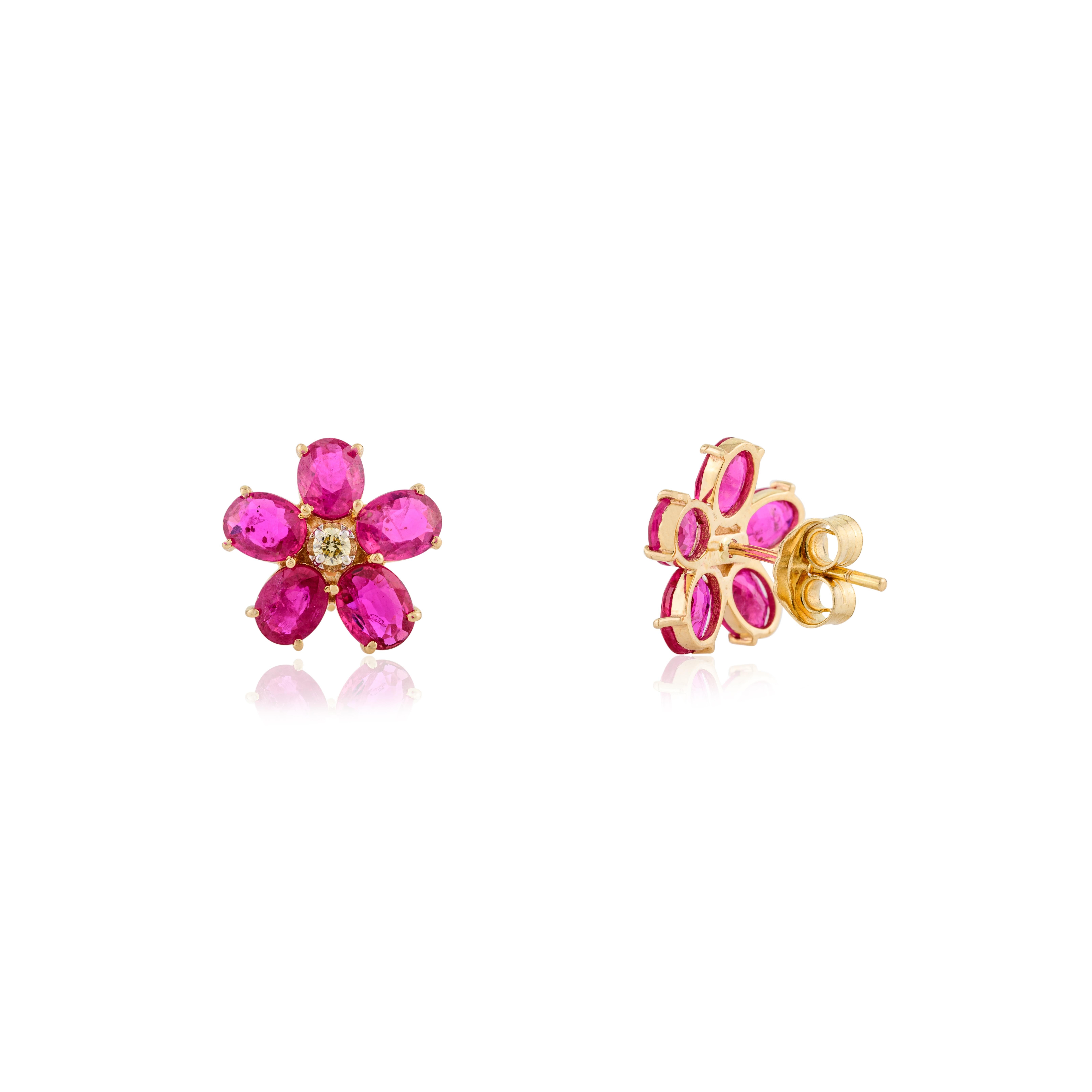 Clous d'oreilles à fleurs facettées en or jaune 14 carats serties de diamants Pour femmes en vente