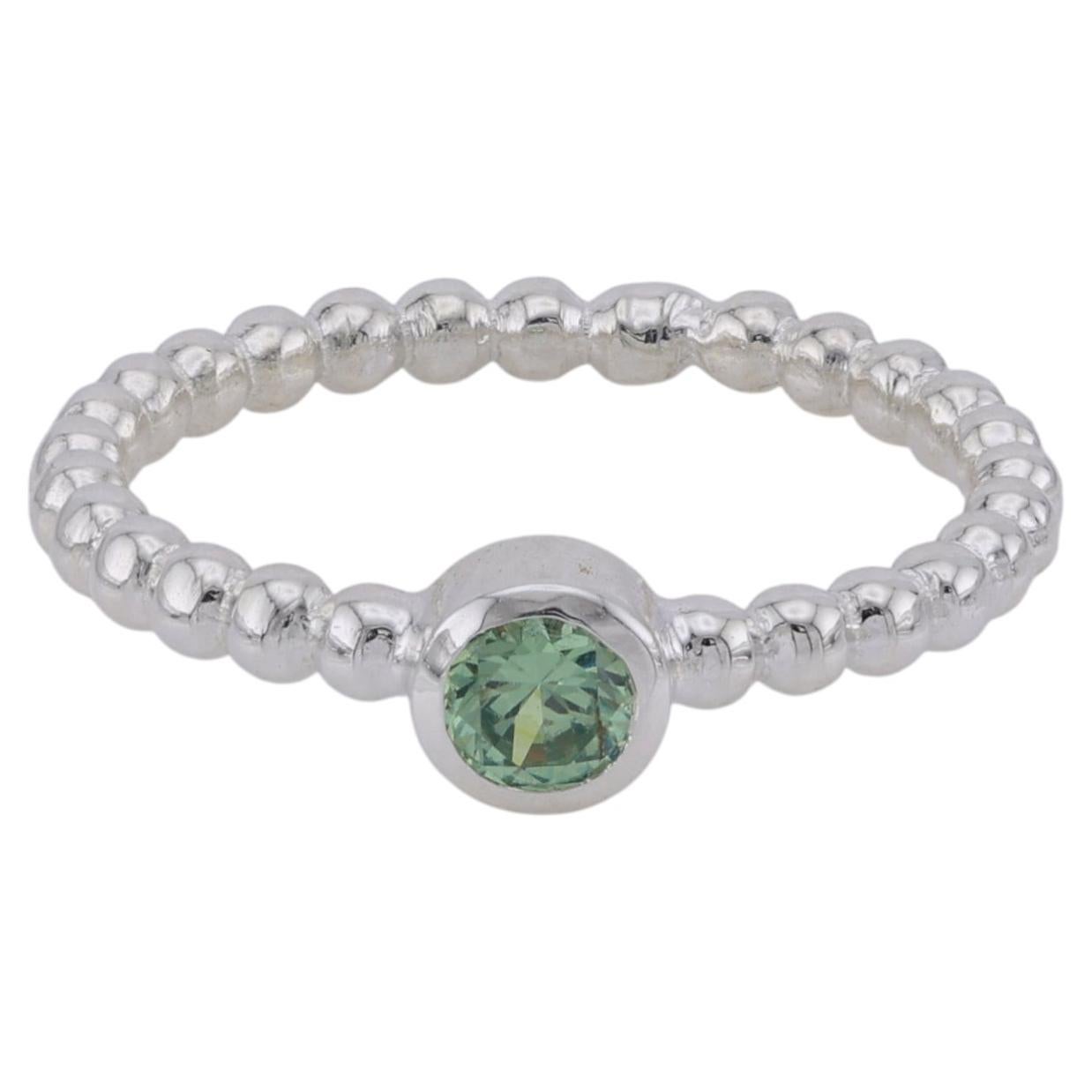 Bague en argent sertie d'un grenat démantoïde russe à facettes, taille 6 en vente