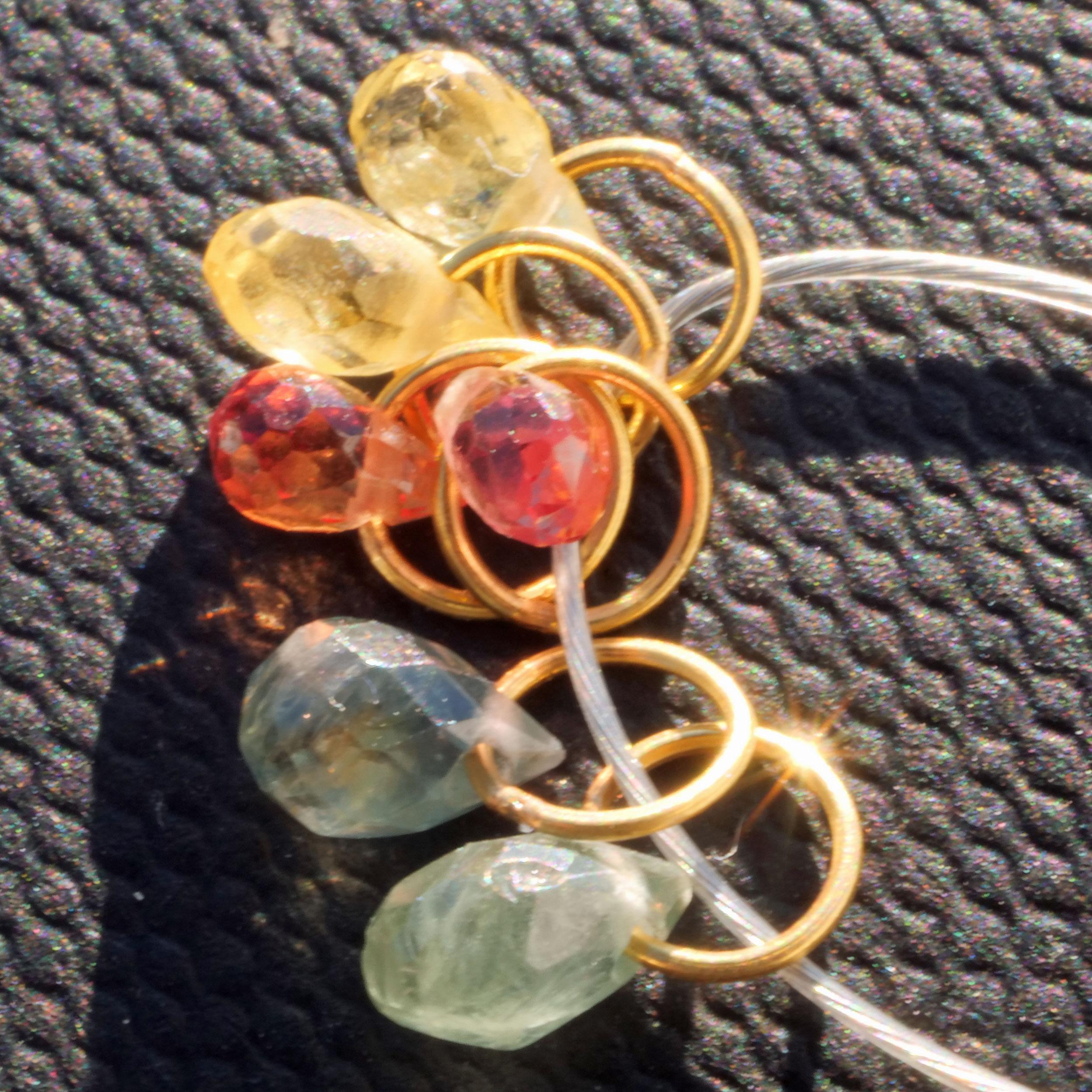 You can prettify every chain or earring with this nice faceted sapphire drops (brioletts) in three colors, total 1.88 ct, total six pieces with round eyelet in 18 kt yellow gold