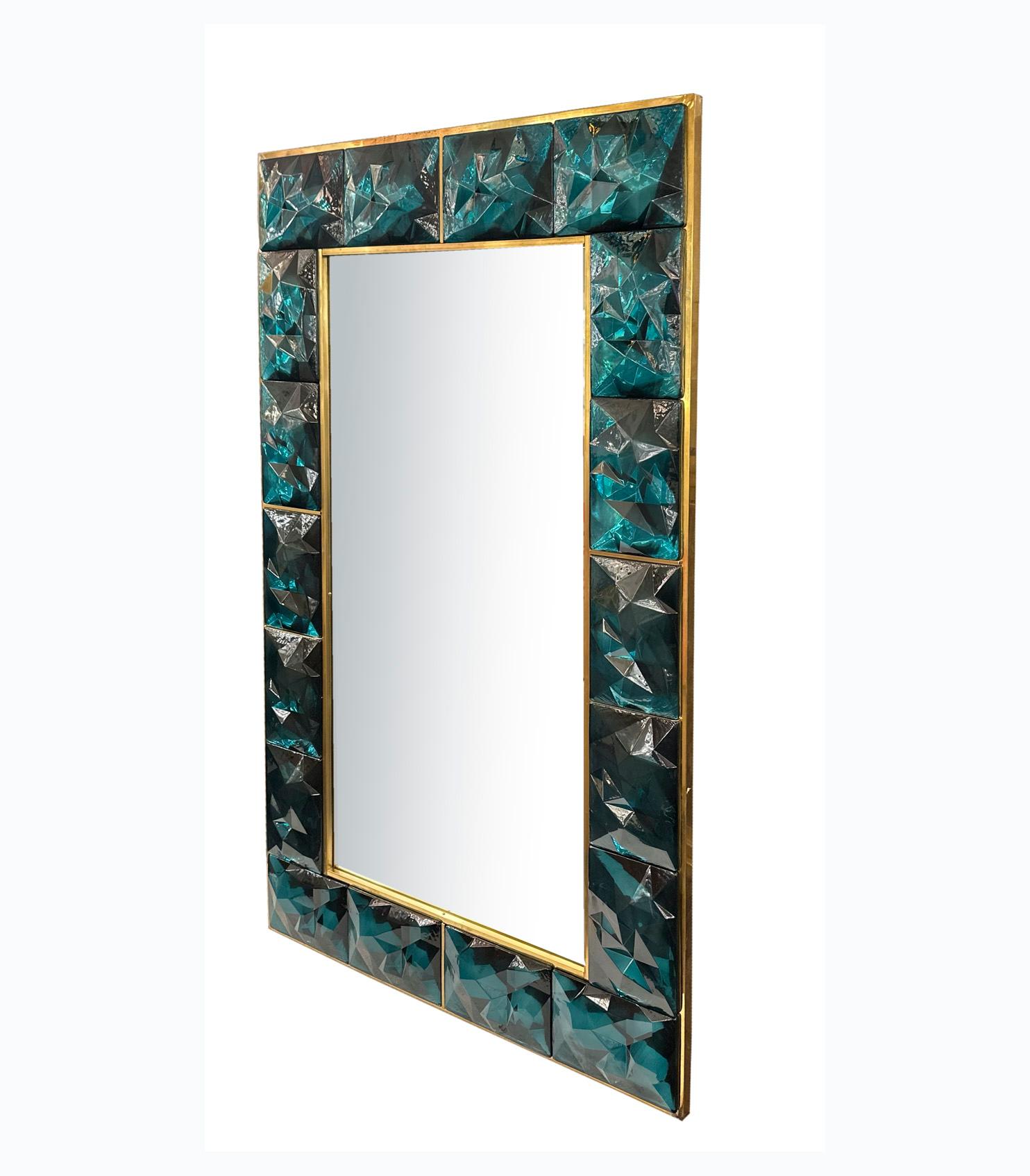 Moderne Miroir en verre de Murano à facettes sarcelles avec garniture en laiton, fabriqué sur commande en vente