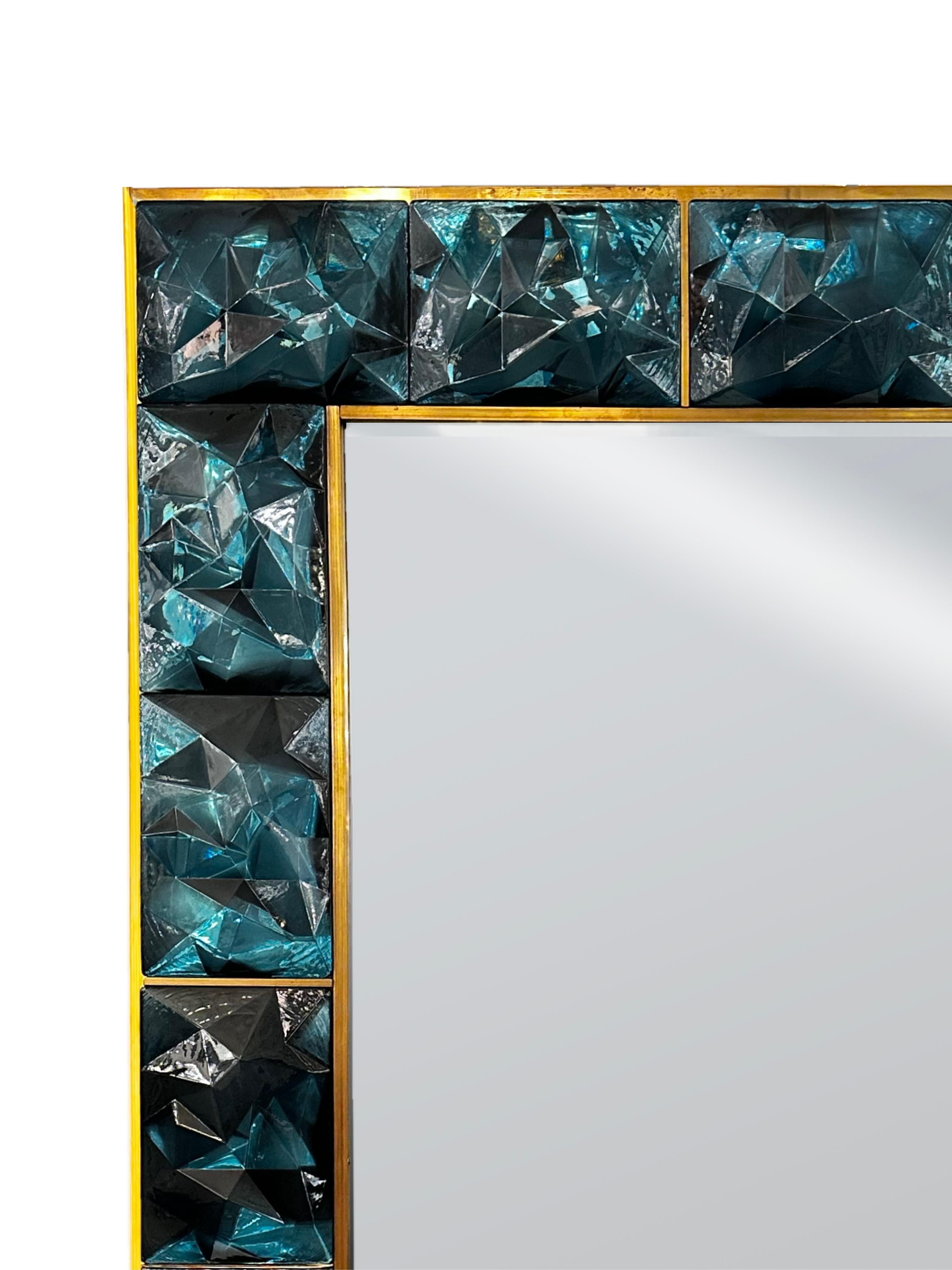 italien Miroir en verre de Murano à facettes sarcelles avec garniture en laiton, fabriqué sur commande en vente