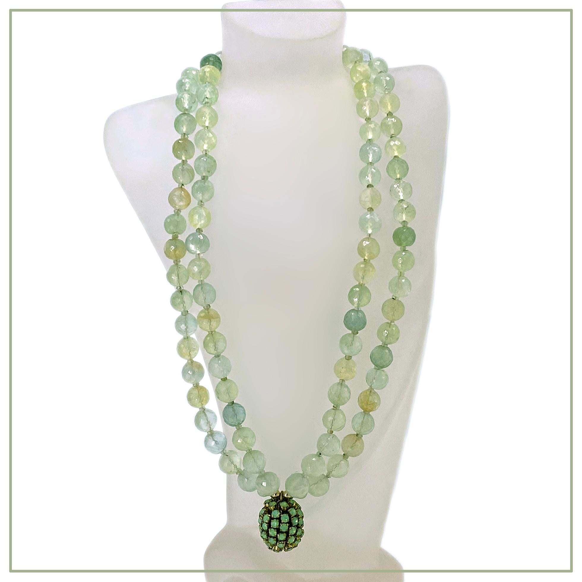 Este collar doble de prehnita bañada en oro lo hemos creado con dos hilos de prehnita translúcida de 10 mm de alta calidad, prehnita facetada de 2 mm como separadores y un cierre de caja redondo de filigrana clásica bañado en oro de 14 quilates.  Un