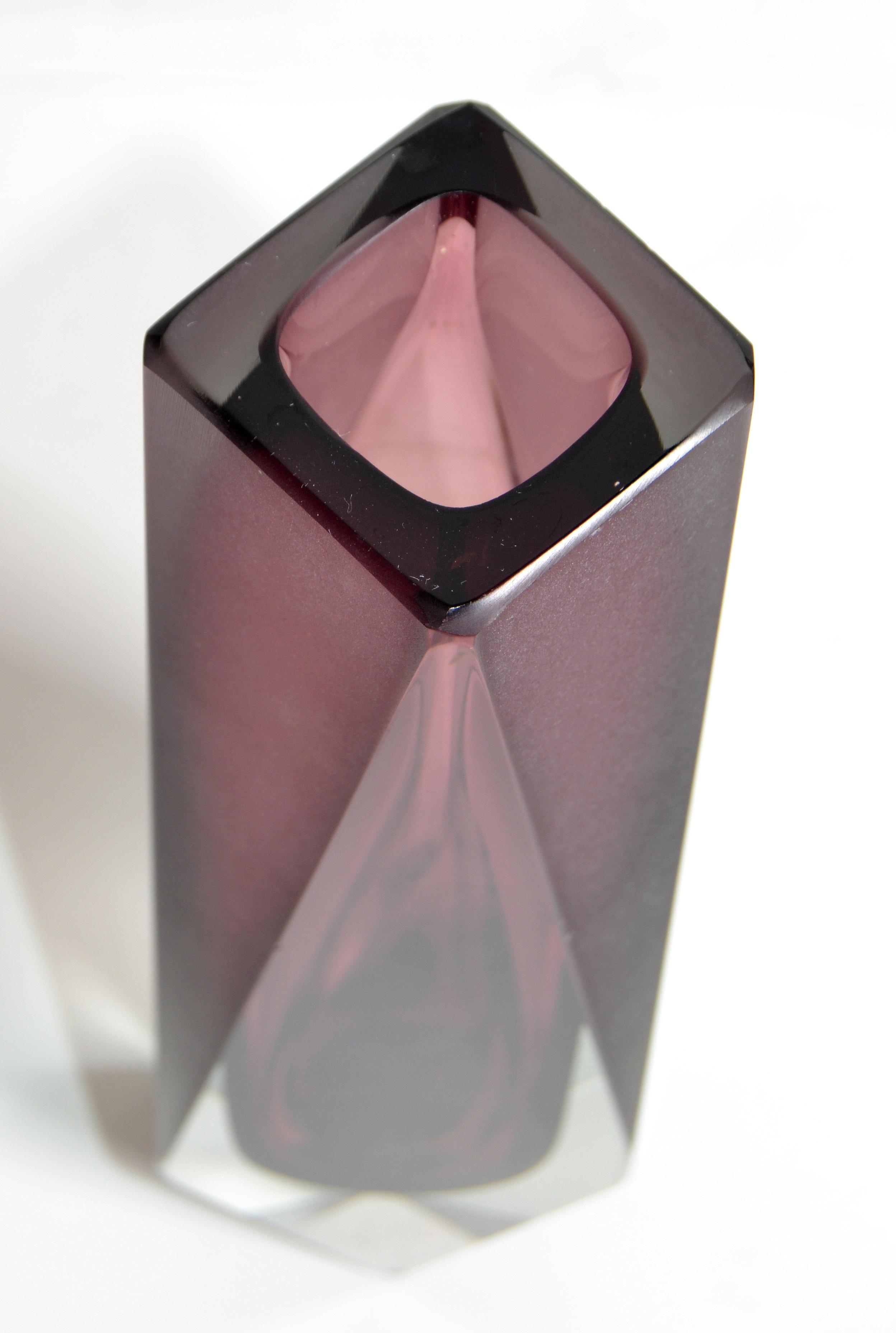 Faceted Vase in Purple Murano Sommerso Art Glass Attributed to Mandruzzato Italy In Good Condition In Miami, FL