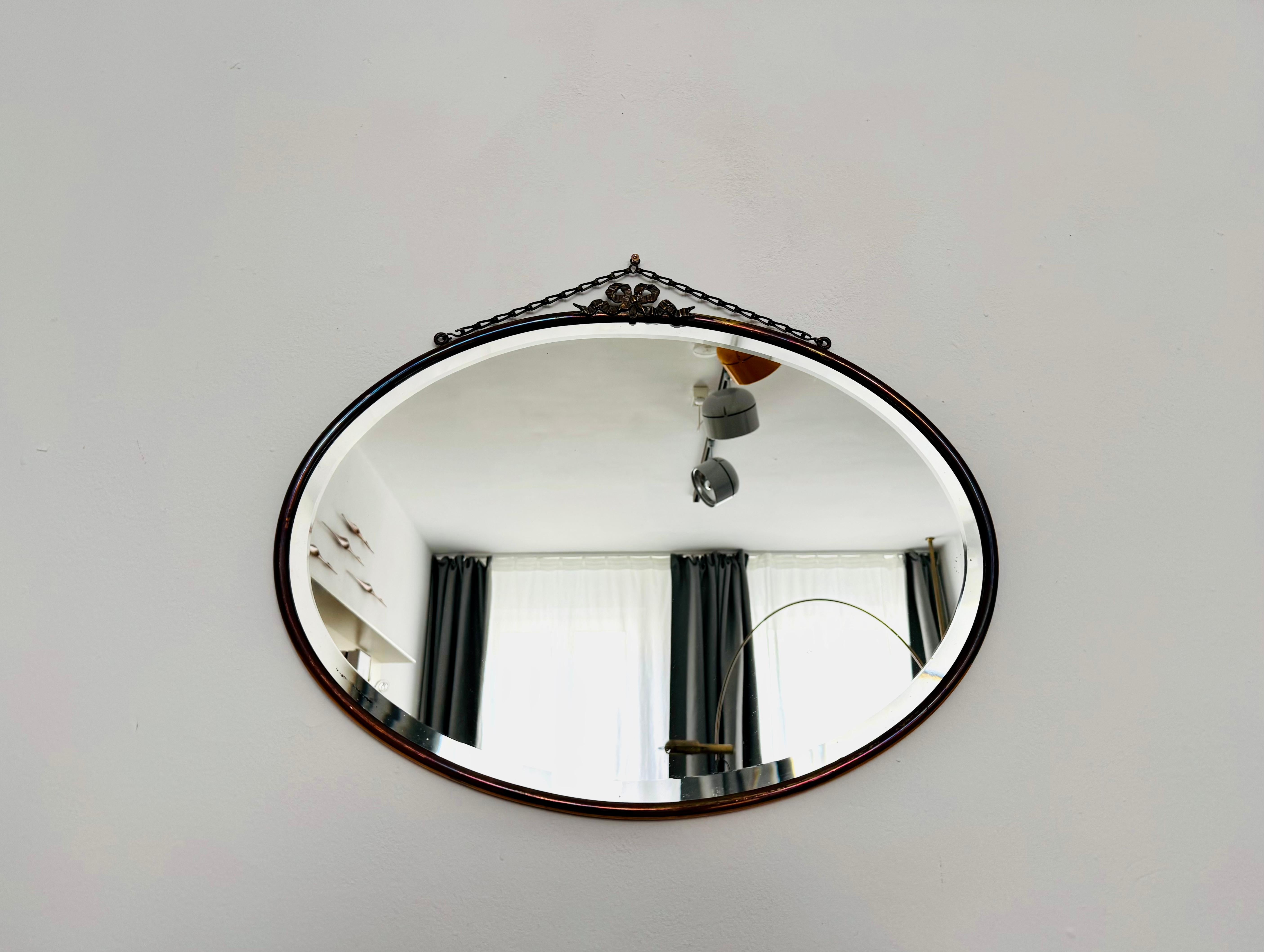 Magnifique miroir à facettes des années 1950.
Joli cadre simple avec boucle décorative.
Un miroir à couper le souffle et un véritable atout pour chaque foyer.
Il s'agit du verre au plomb d'origine et il est particulièrement noble.

Condit :

Très