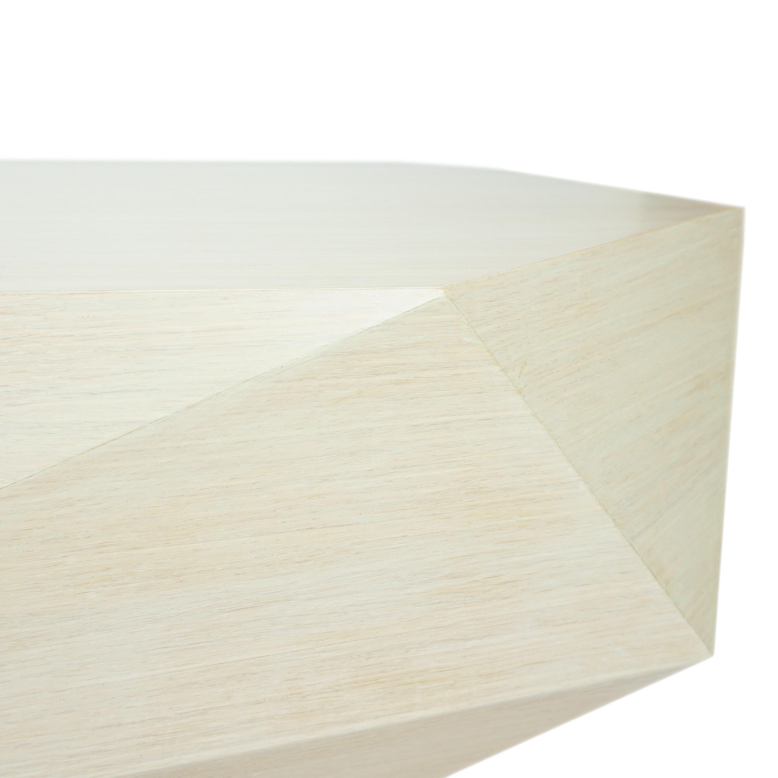 Table basse en placage de chêne blanc à facettes en vente 11