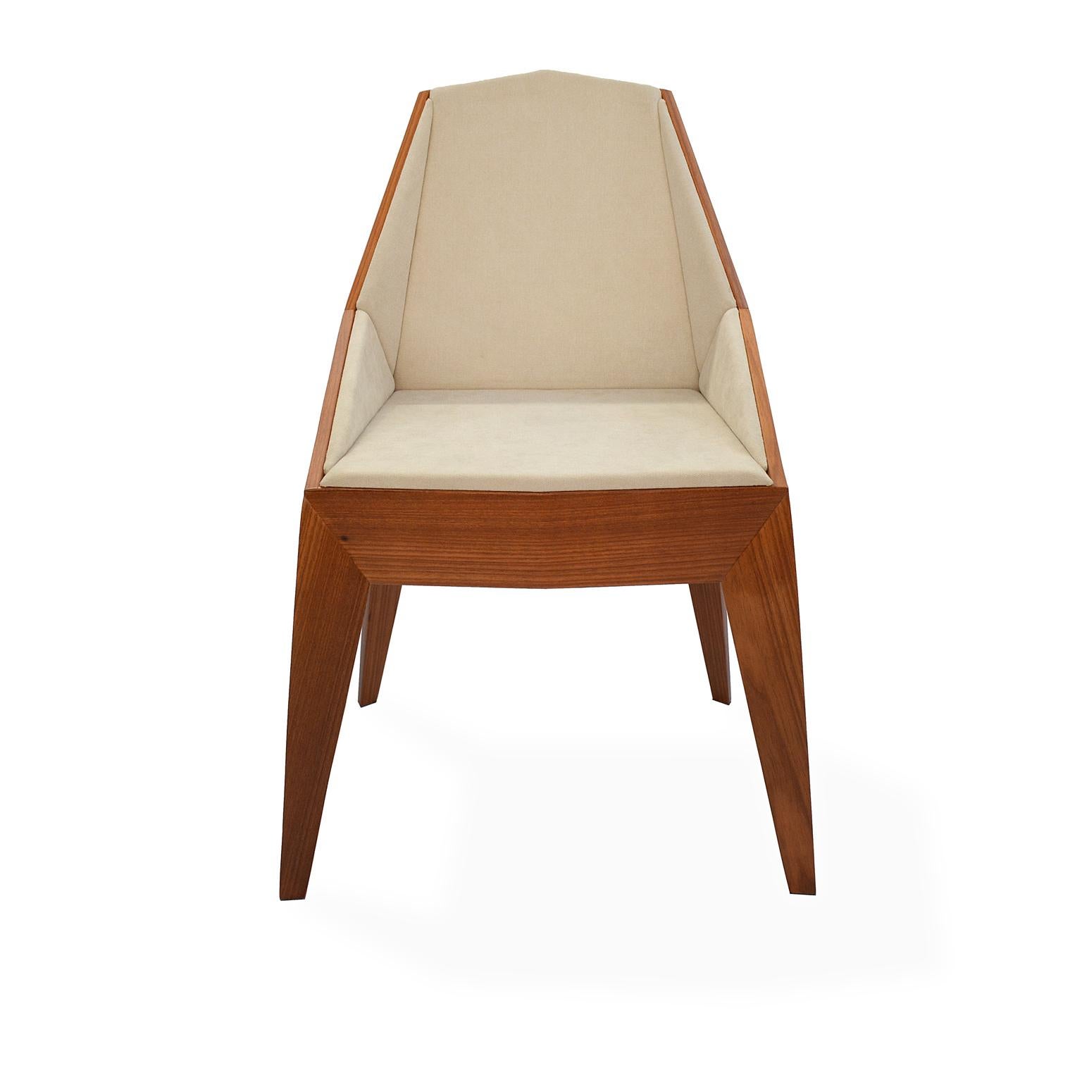The contemporary Triarm chair has its entire shape based on triangles and facets, all with straight lines.
It is made entirely of plywood coated with Freijó veneer and finished with PU wood varnish.

The seat and backrest receives a thin layer of