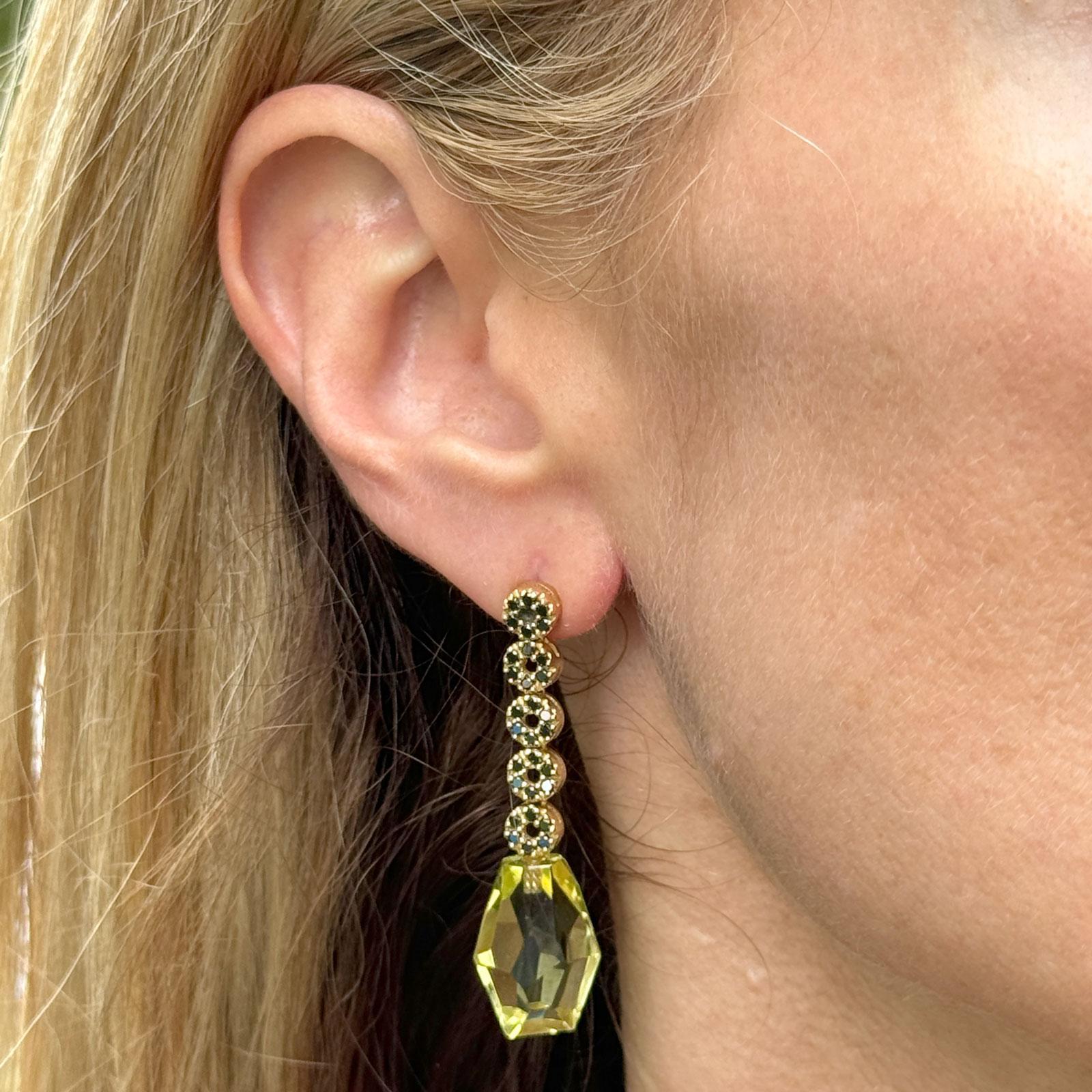 Diese brandneuen Tropfenohrringe aus 18 Karat Gelbgold mit facettiertem gelbem Quarz und schwarzen Diamanten bestechen durch ihr auffallendes Design, das den leuchtenden gelben Quarz mit der Eleganz schwarzer Diamanten verbindet. Die facettierten