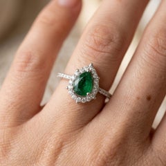 Facettierter sambischer Smaragd Pave Diamant Halo Ehering 18 Karat Weißgold