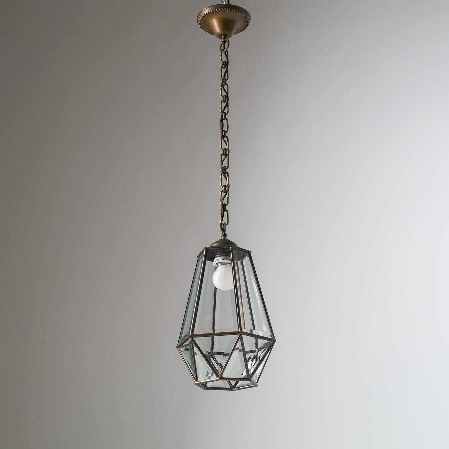 Fine early 20th century hexagonal pendant in brass and facetted glass, in the style of Adolf Loos and Josef Hoffmann. Good original condition with patina on the brass. One original brass and ceramic E27 socket with new wiring. Measures: Height