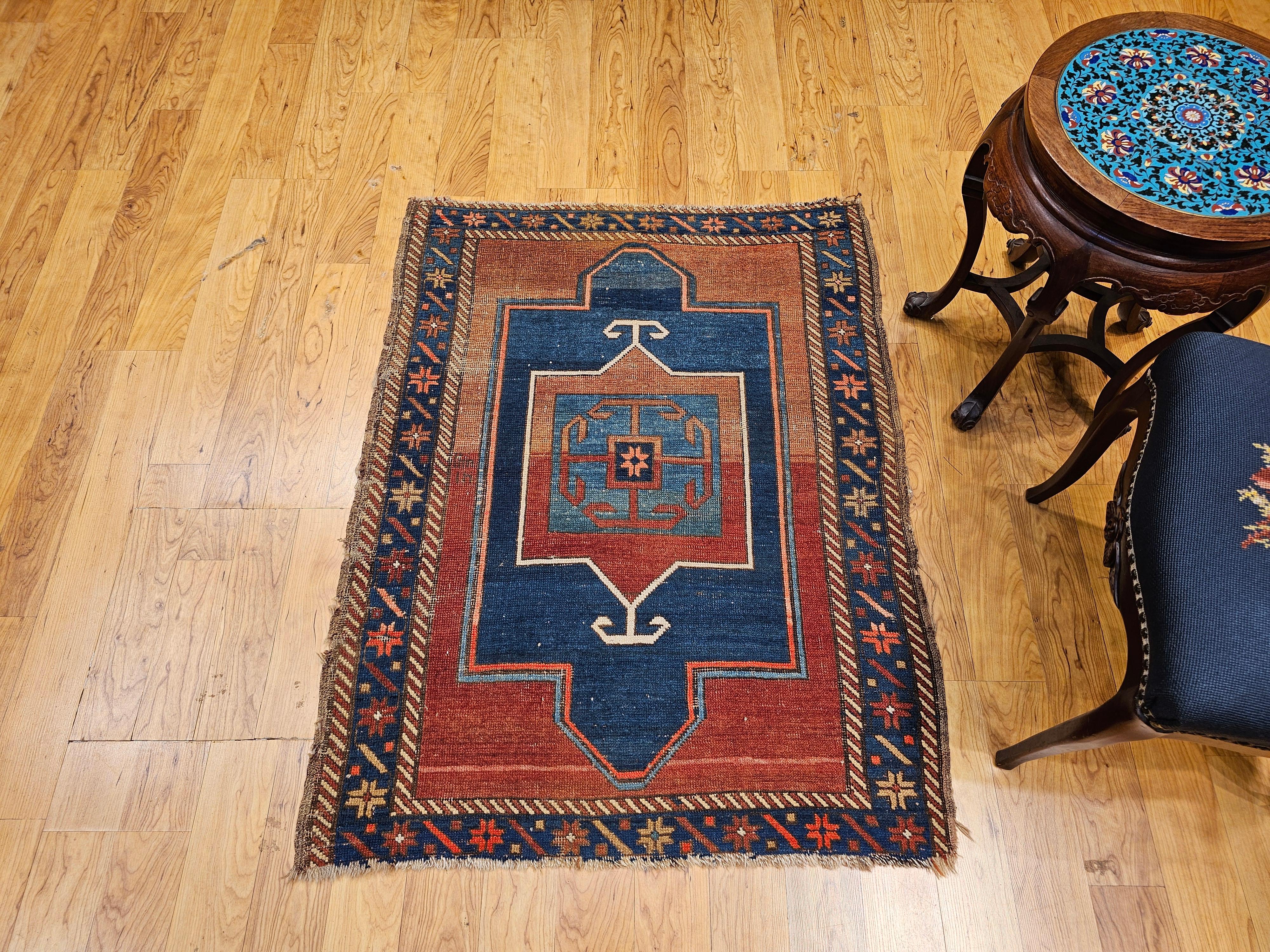 Tapis de prière Fachralo Kazak du 19ème siècle dans les tons persans, bleu marine et bleu en vente 3