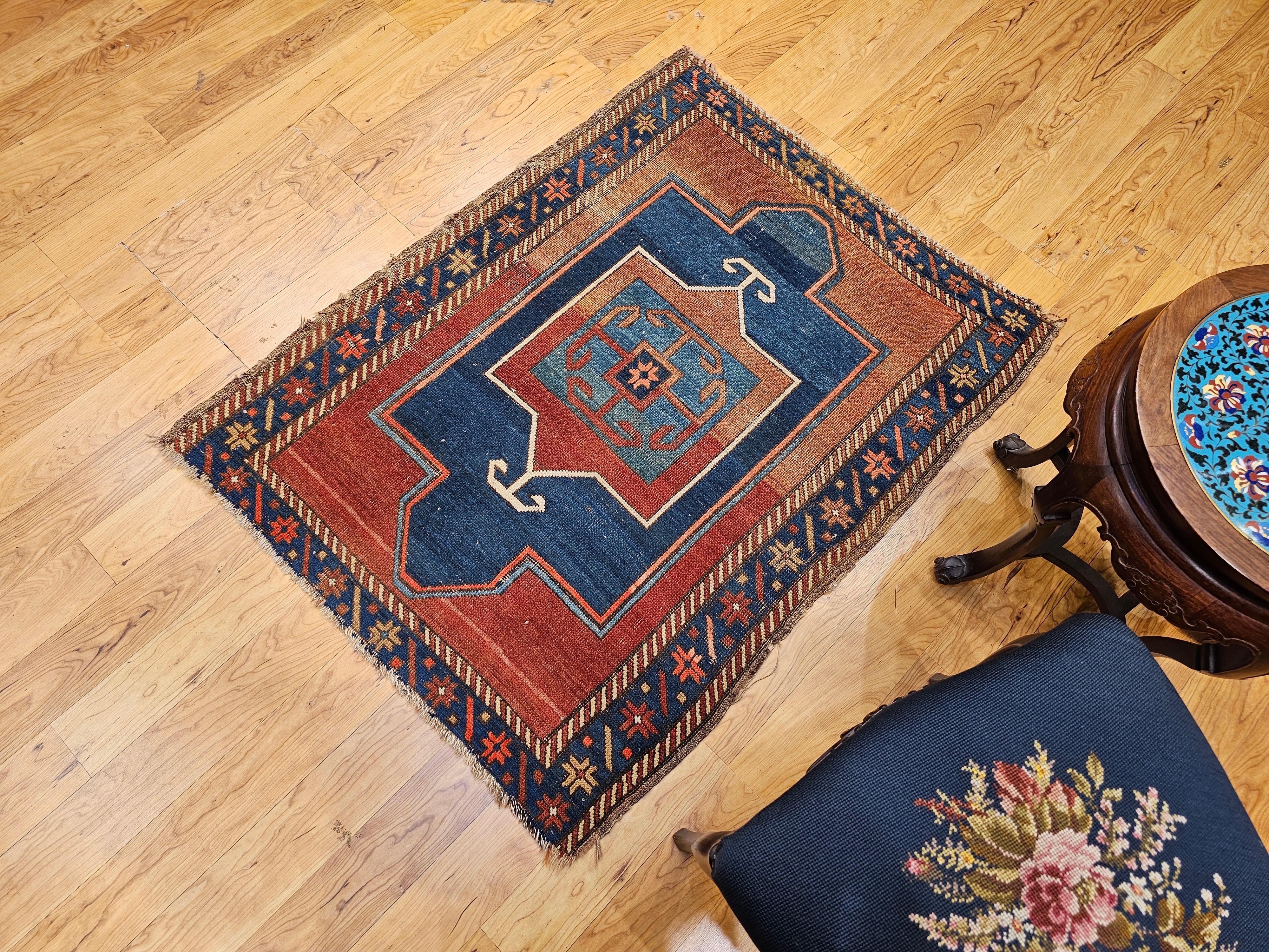 Tapis de prière Fachralo Kazak du 19ème siècle dans les tons persans, bleu marine et bleu en vente 4