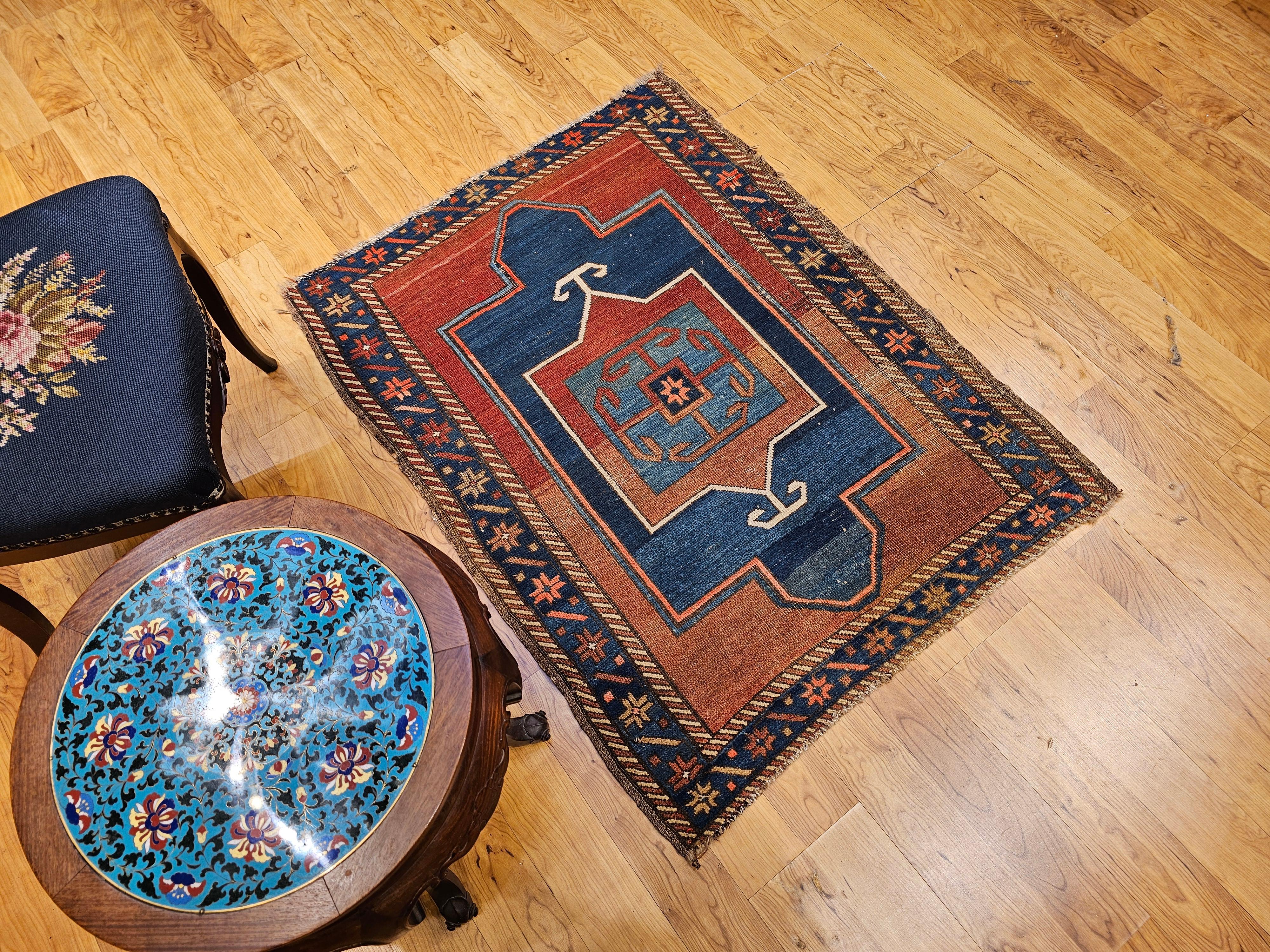 Tapis de prière Fachralo Kazak du 19ème siècle dans les tons persans, bleu marine et bleu en vente 5