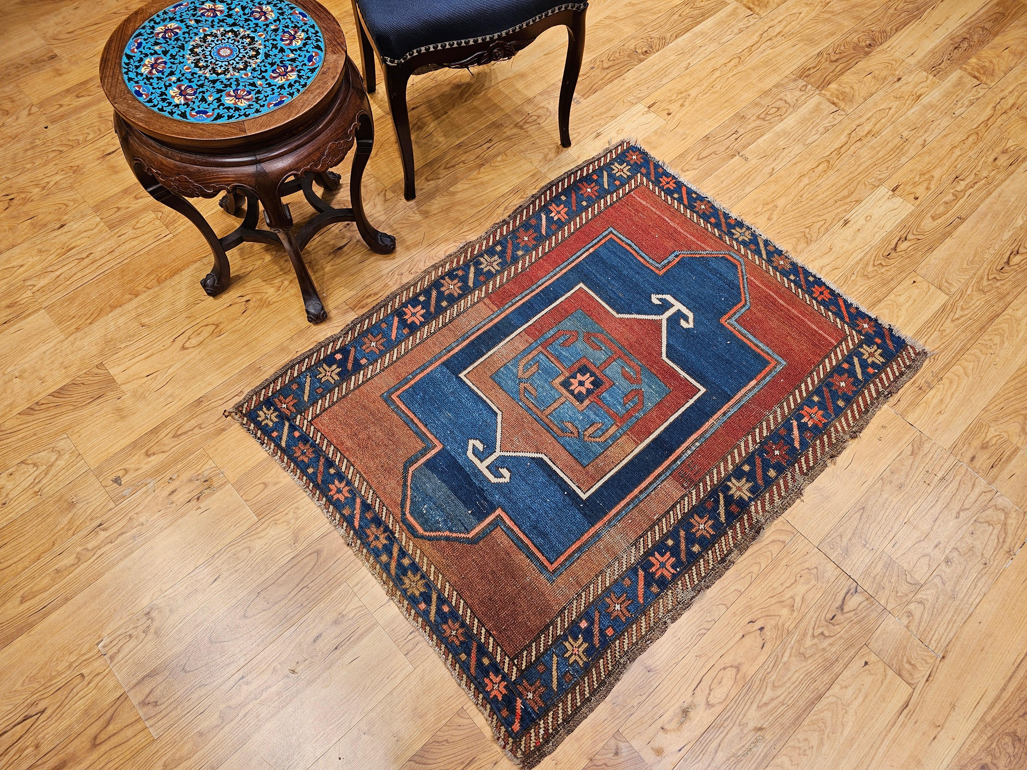 Tapis de prière Fachralo Kazak du 19ème siècle dans les tons persans, bleu marine et bleu en vente 7