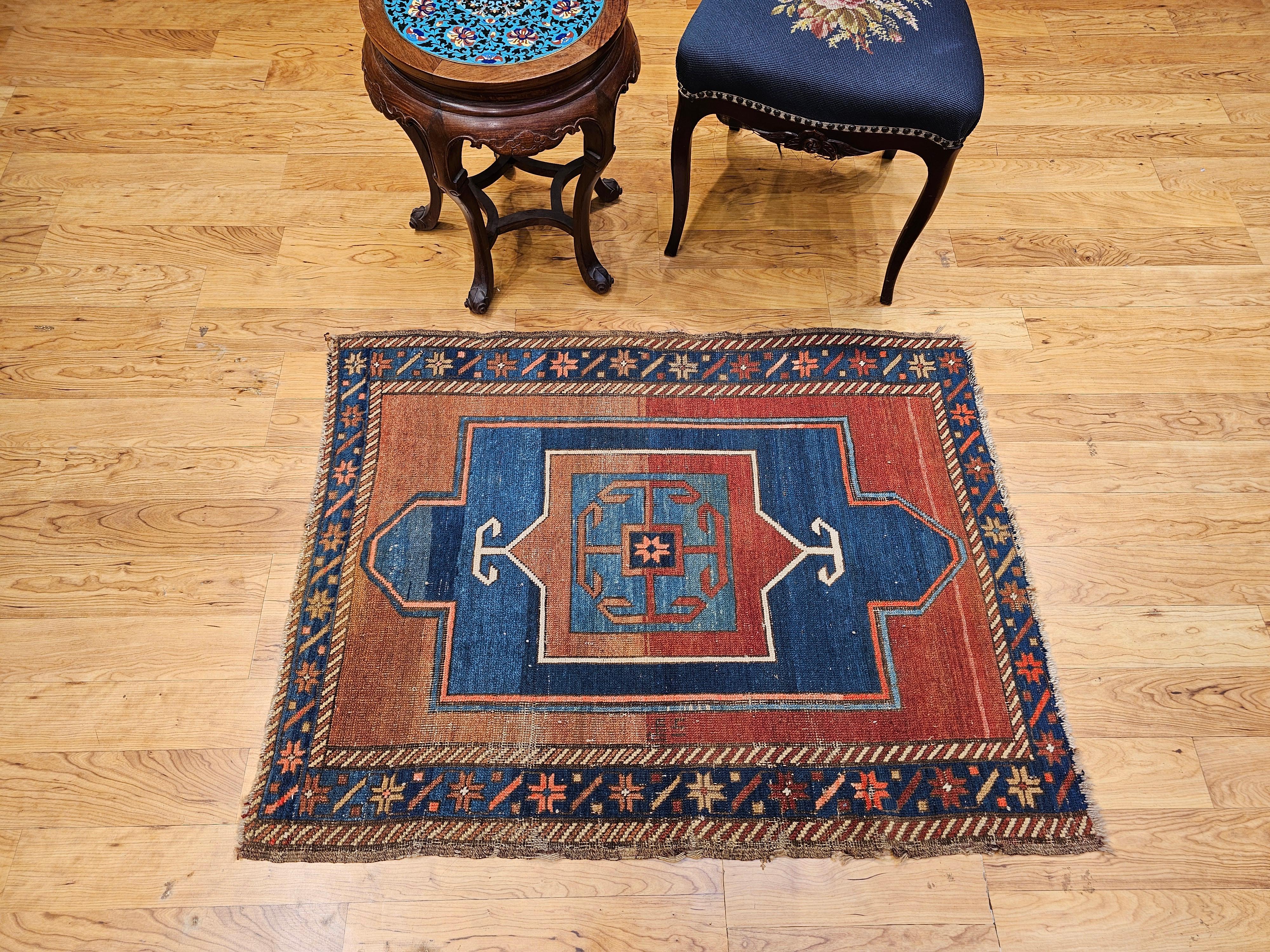 Tapis de prière Fachralo Kazak du 19ème siècle dans les tons persans, bleu marine et bleu en vente 8