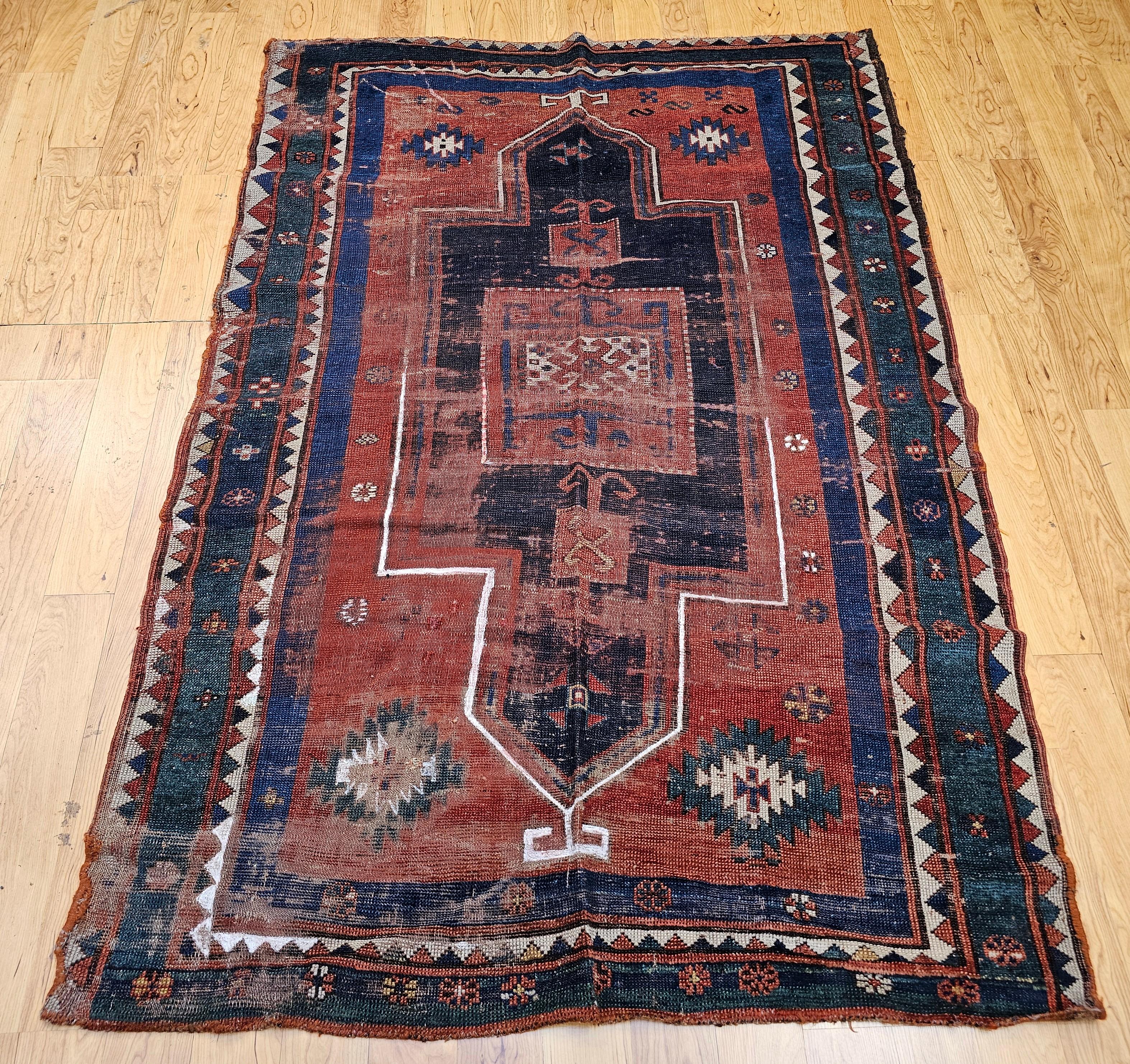 La maravillosa alfombra de oración kazaka Fachralo, de tonos caqui y muy coleccionable, presenta una versión totalmente única de este estilo.    El borde de esta alfombra Fachralo Kazak es de color verde/azul abrash, lo que añade singularidad a esta