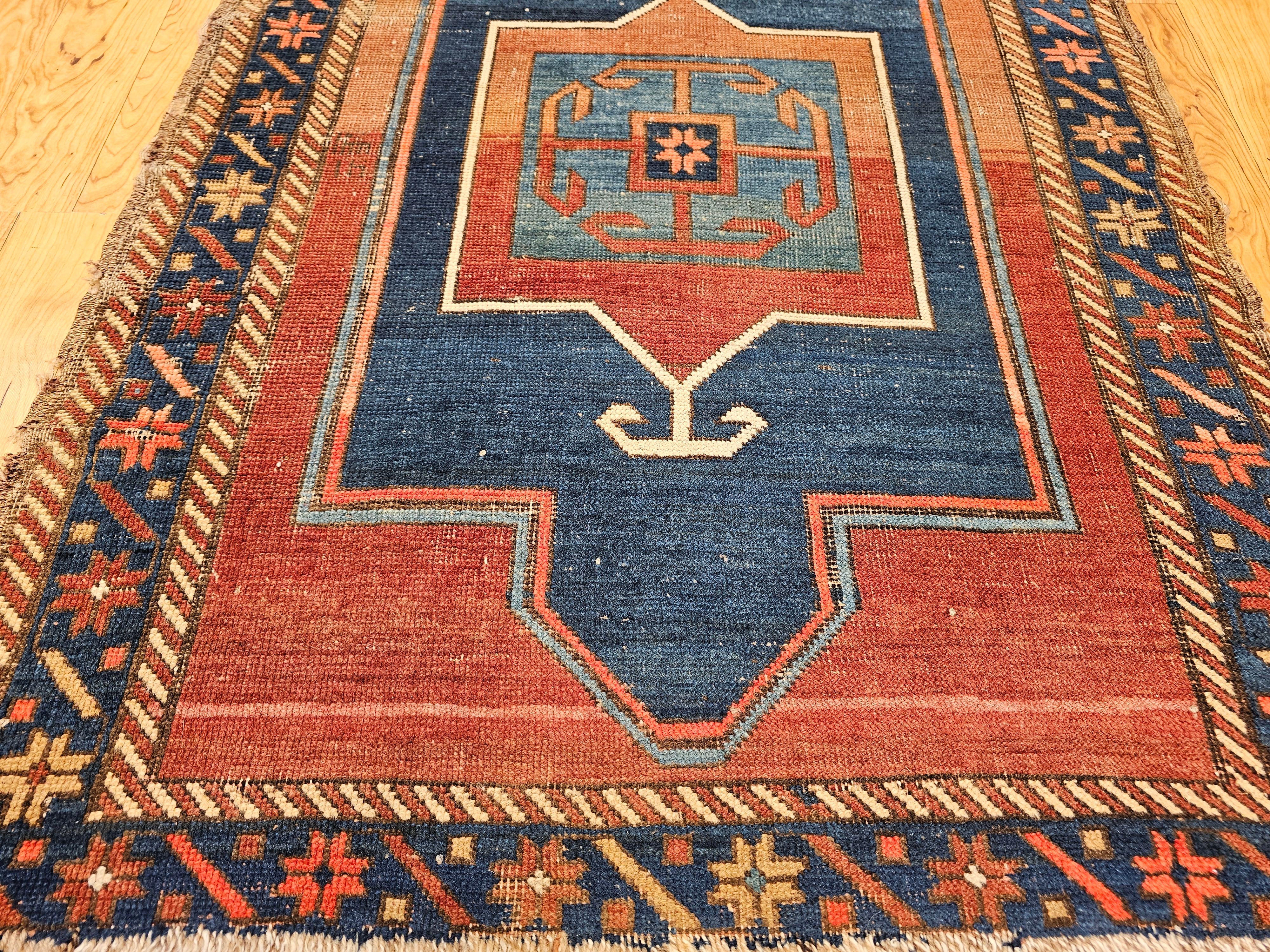 Caucasien Tapis de prière Fachralo Kazak du 19ème siècle dans les tons persans, bleu marine et bleu en vente