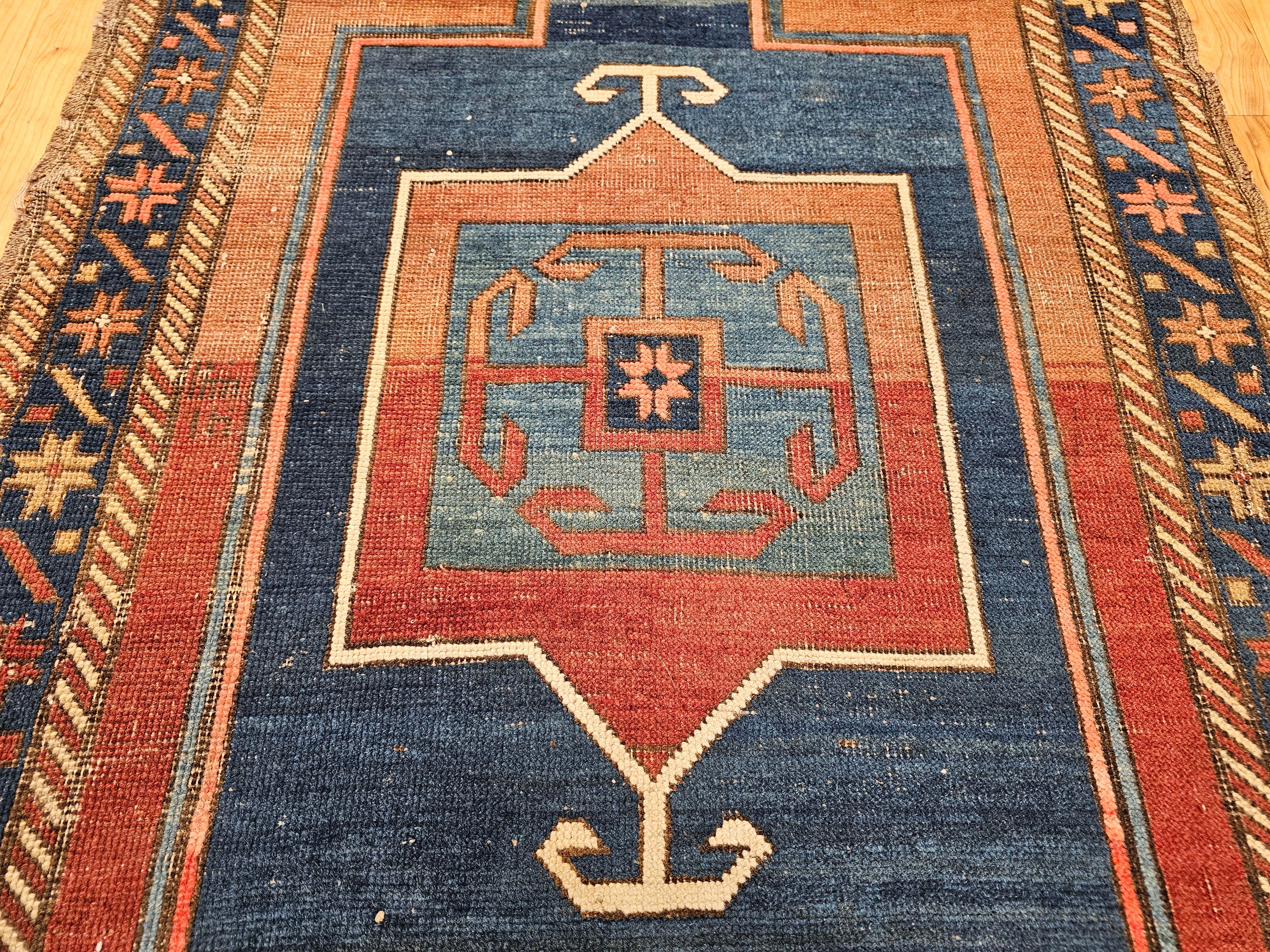 Teinture végétale Tapis de prière Fachralo Kazak du 19ème siècle dans les tons persans, bleu marine et bleu en vente