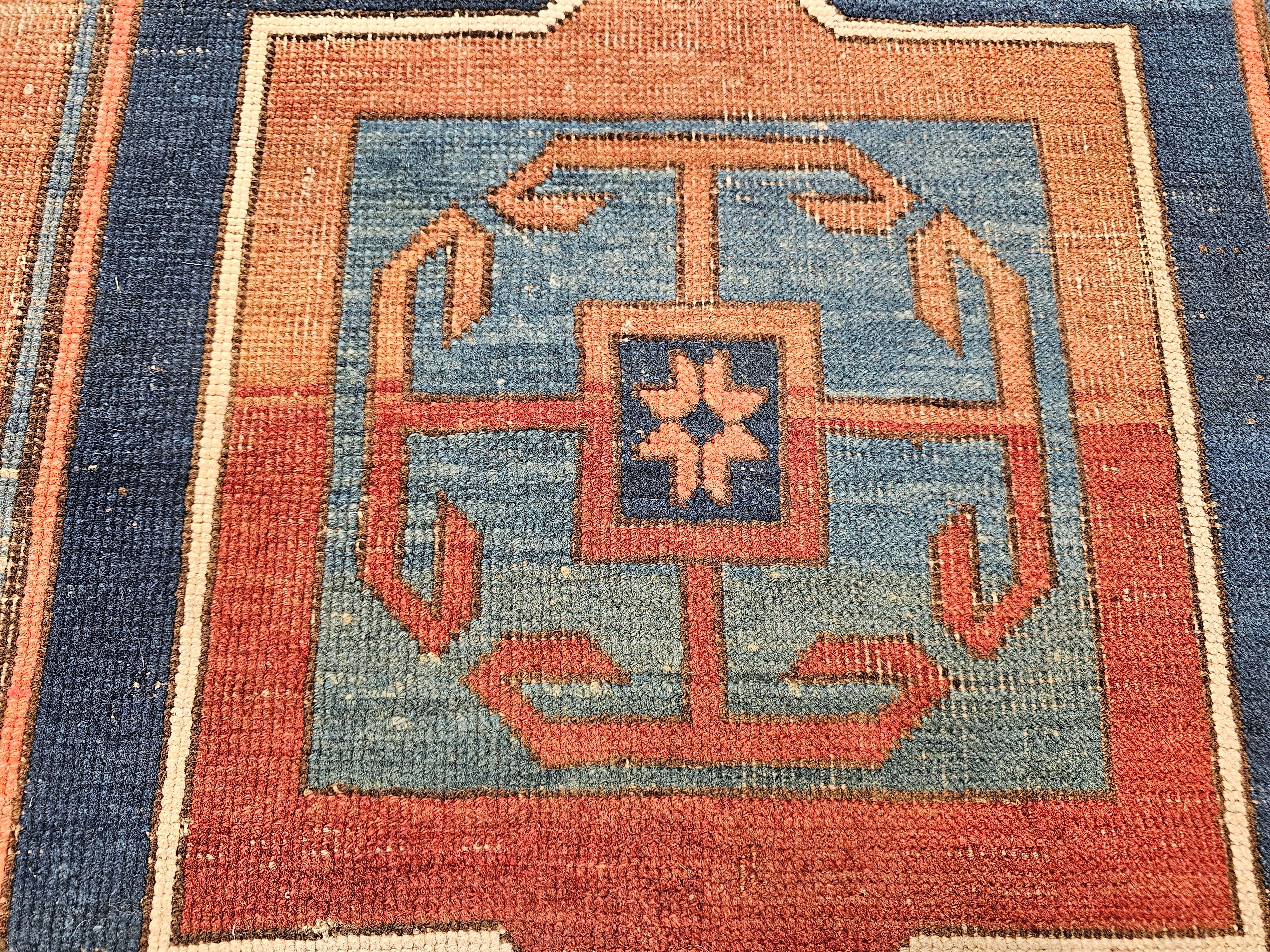 XIXe siècle Tapis de prière Fachralo Kazak du 19ème siècle dans les tons persans, bleu marine et bleu en vente