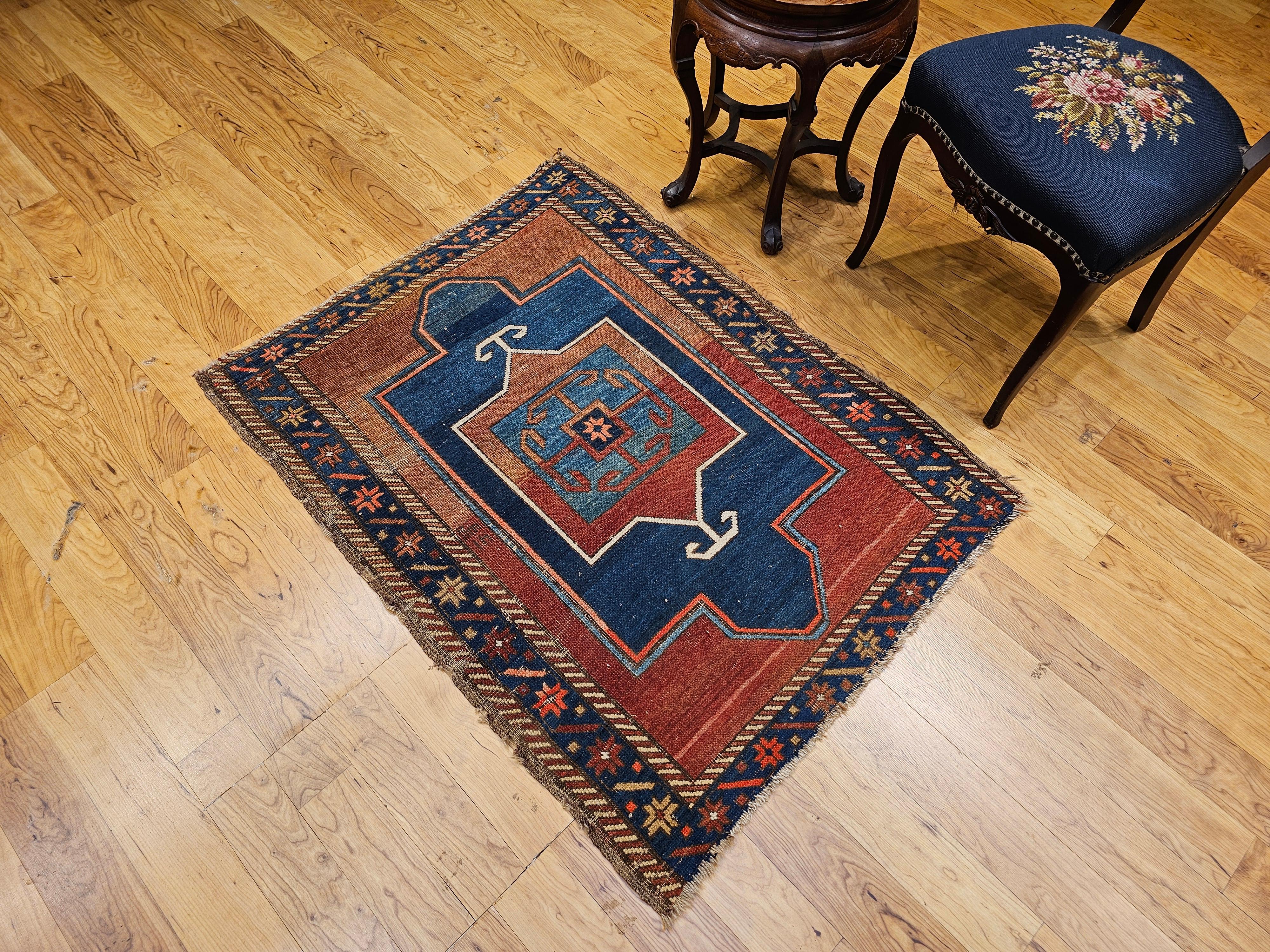 Tapis de prière Fachralo Kazak du 19ème siècle dans les tons persans, bleu marine et bleu en vente 2