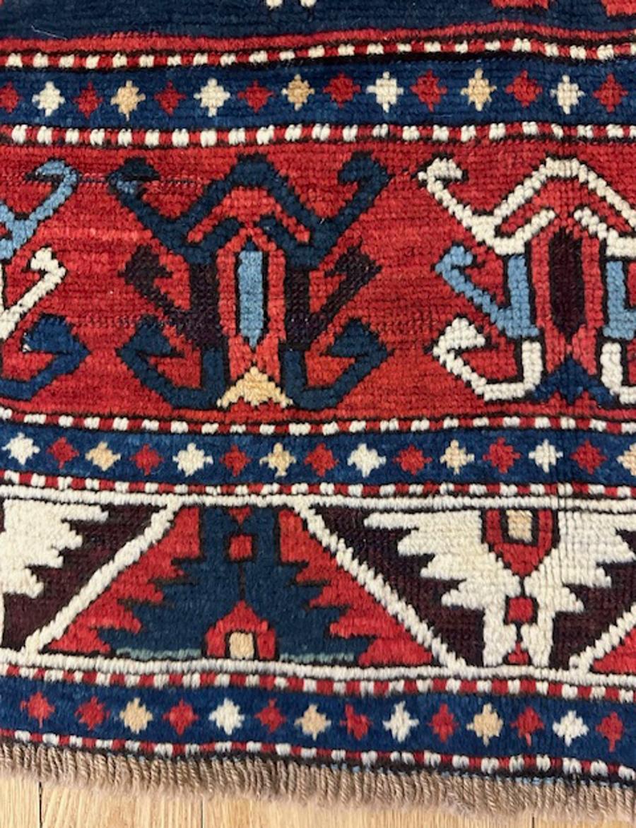 Fachralo Kazak-Teppich aus Armenien, Südwest-Kaukasus

Alter: ca. 1875

Abmessungen: 7′.10″x5′.8″ (239×173 cm)

Dieser etwas überdimensionierte Fachralo-Kazak zeigt zwei elfenbeinfarbene und rote, achtspitzige, verschachtelte Medaillons auf einem