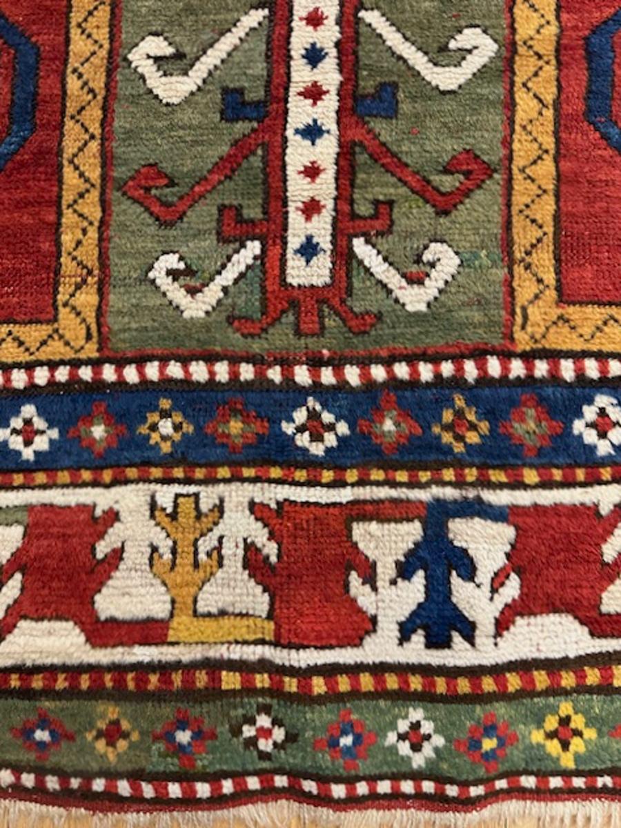 Tappeto Kazako a preghiera Fachralo dal Caucaso sud-occidentale

Età: circa 1870

Dimensioni: 6′.11″x4′.10″ (211×147 cm)

Questo tappeto Kazako a preghiera Fachralo di grandi dimensioni presenta un campo rosso con pennacchi coordinati e un pannello