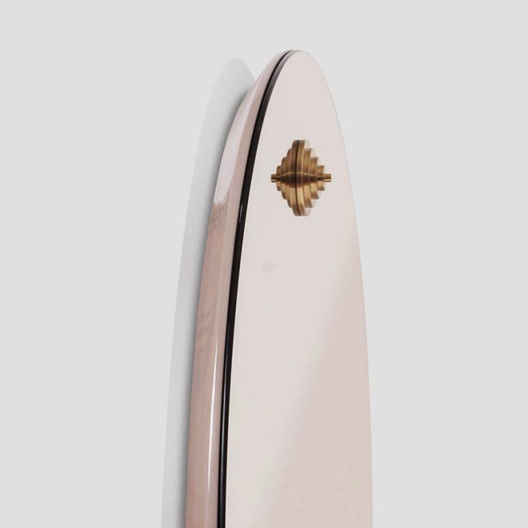 Inspired by the myth of Narcissus, this mirror series pays tribute to reflected beauty and the act of contemplation. Composed of three pieces —Pupila, Facia, and Escorzo— the collection stands out for its sculptural and poetic character.

Designed