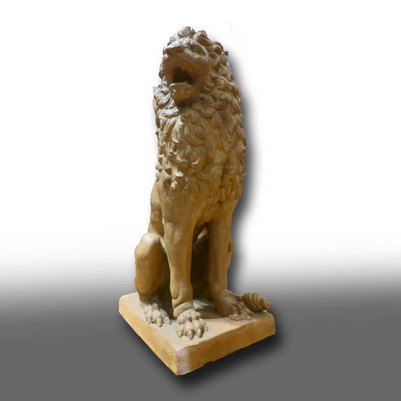 Facing Pair of Early 19th Century Tuscan Terracotta Lion Sculptures In Good Condition For Sale In Firenze, IT