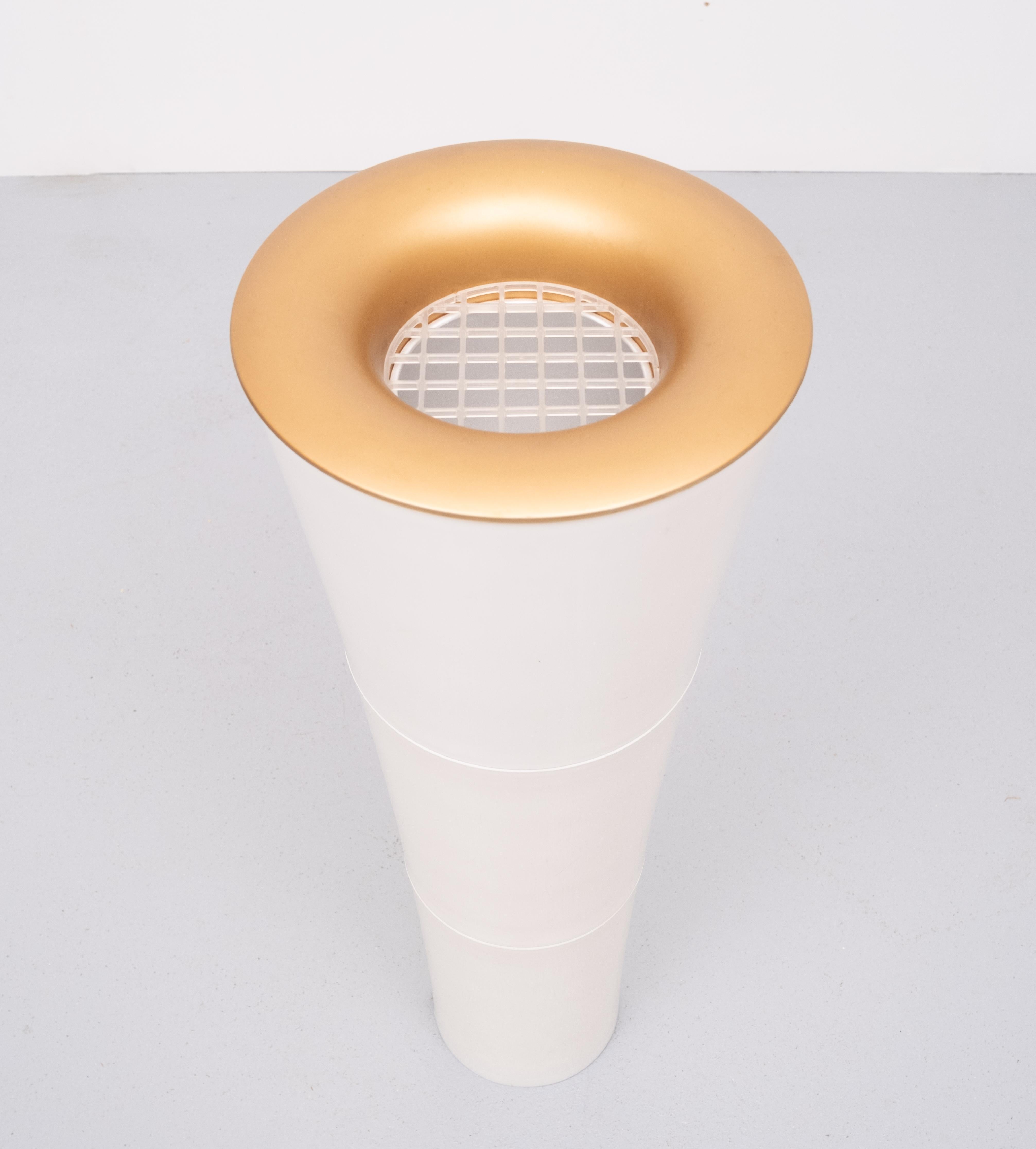 Très beau lampadaire. Ikea, modèle Fackla des années 1990. '' Torche '' Base en plastique. Bel effet de couvercle. Interrupteur à pédale.
Une ampoule E27. Très bon état.

 