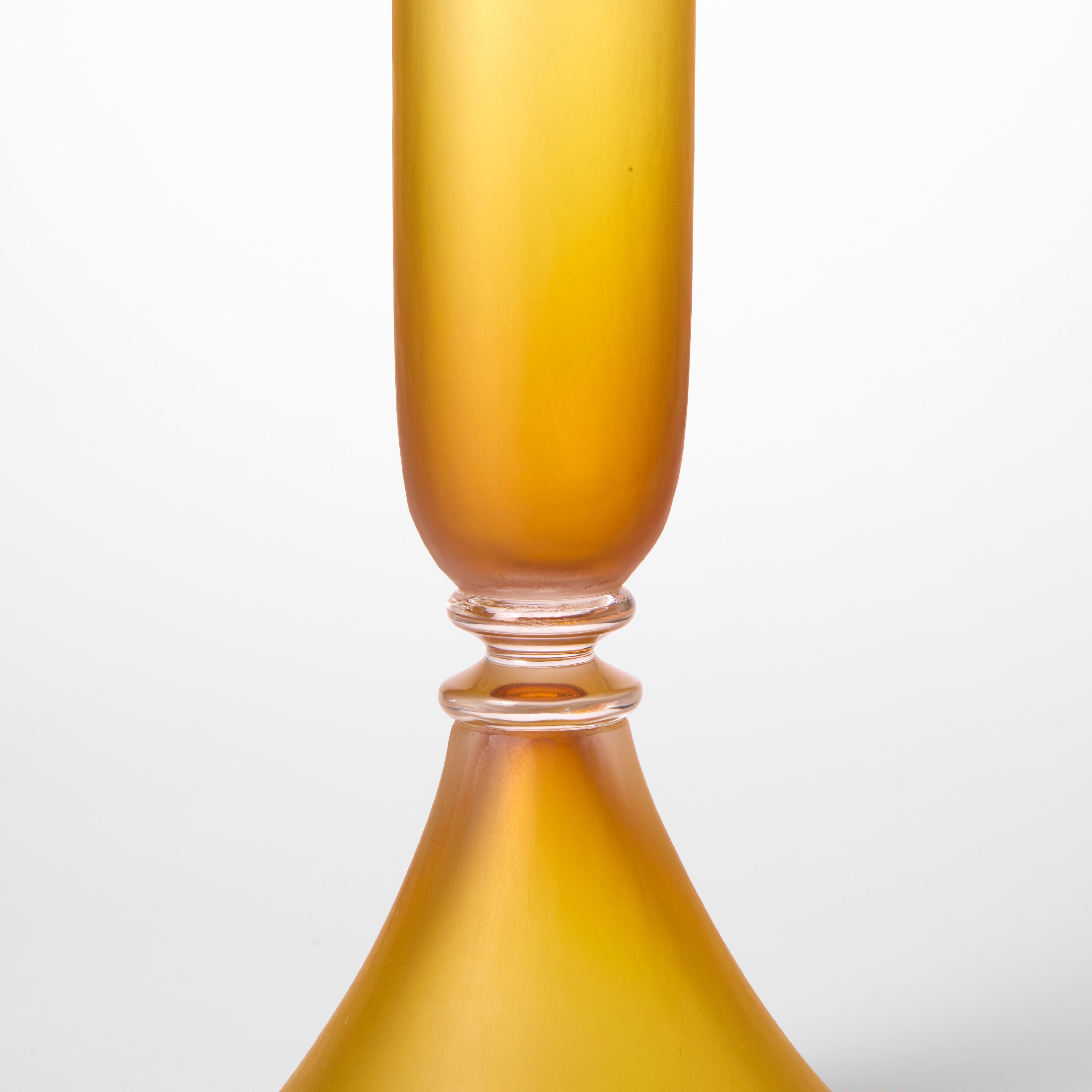 Organique Façon de Venise en Ambre, un récipient en verre soufflé jaune foncé de Simon Moore en vente