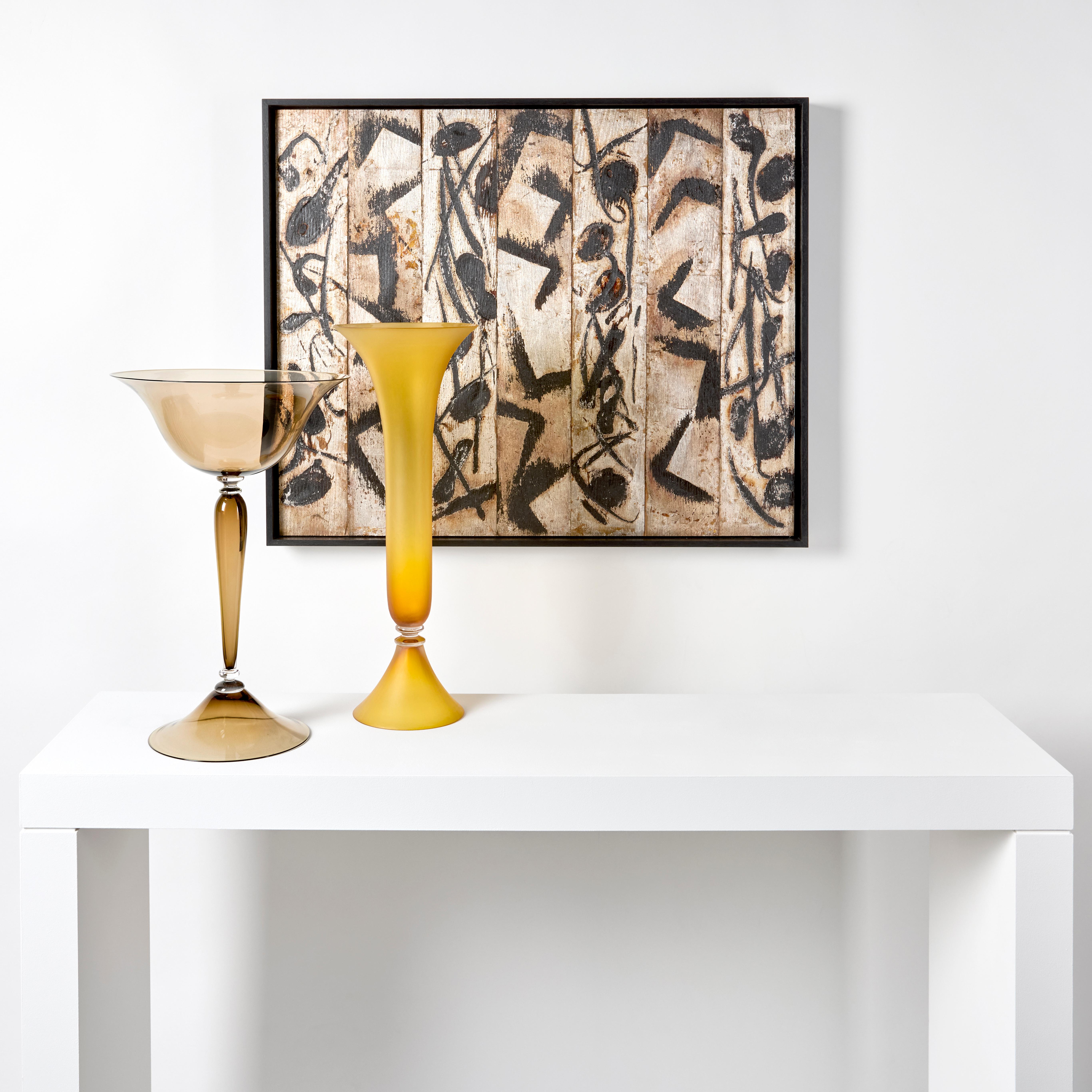 Fait main Façon de Venise en Ambre, un récipient en verre soufflé jaune foncé de Simon Moore en vente