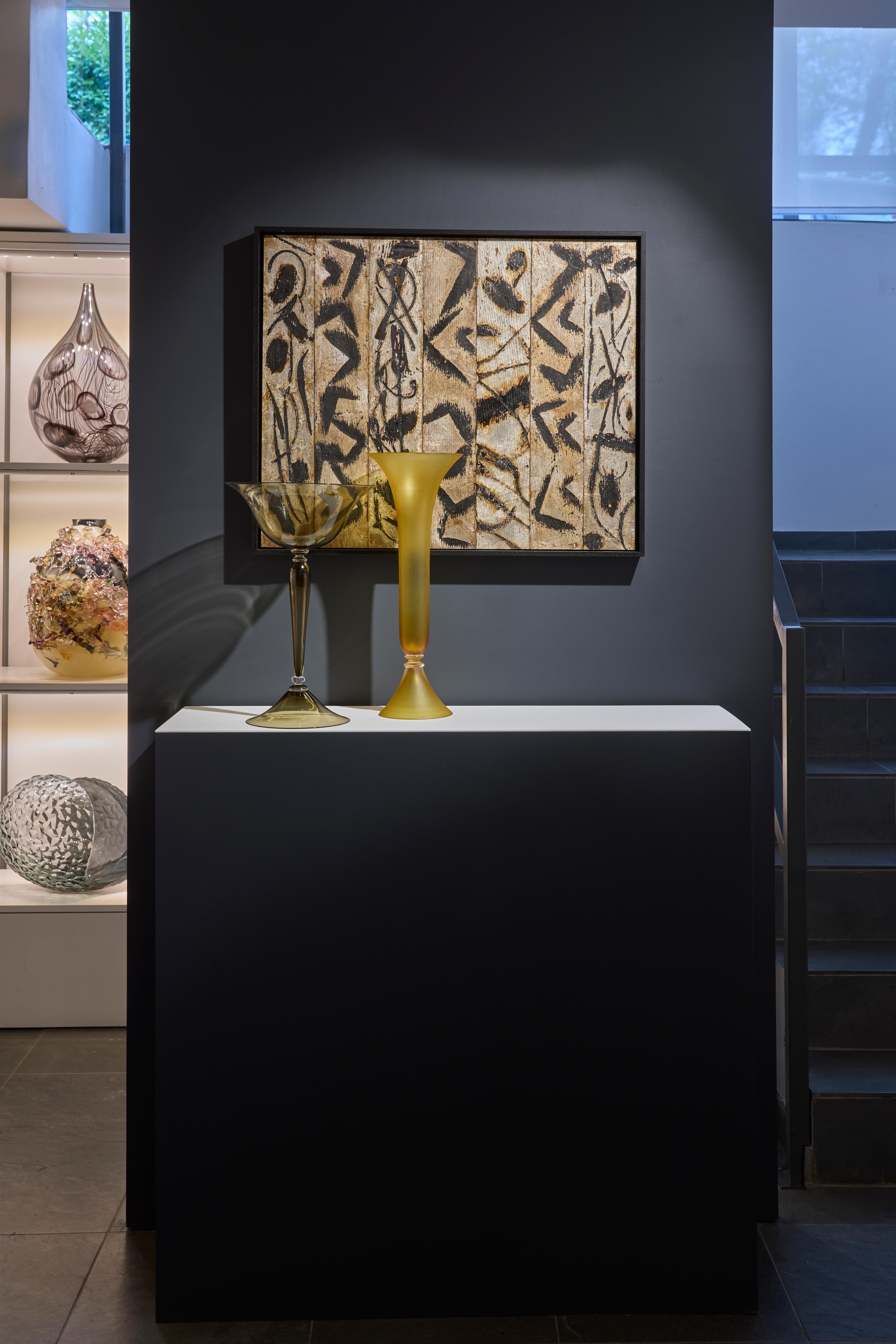 Façon de Venise en Ambre, un récipient en verre soufflé jaune foncé de Simon Moore Neuf - En vente à London, GB