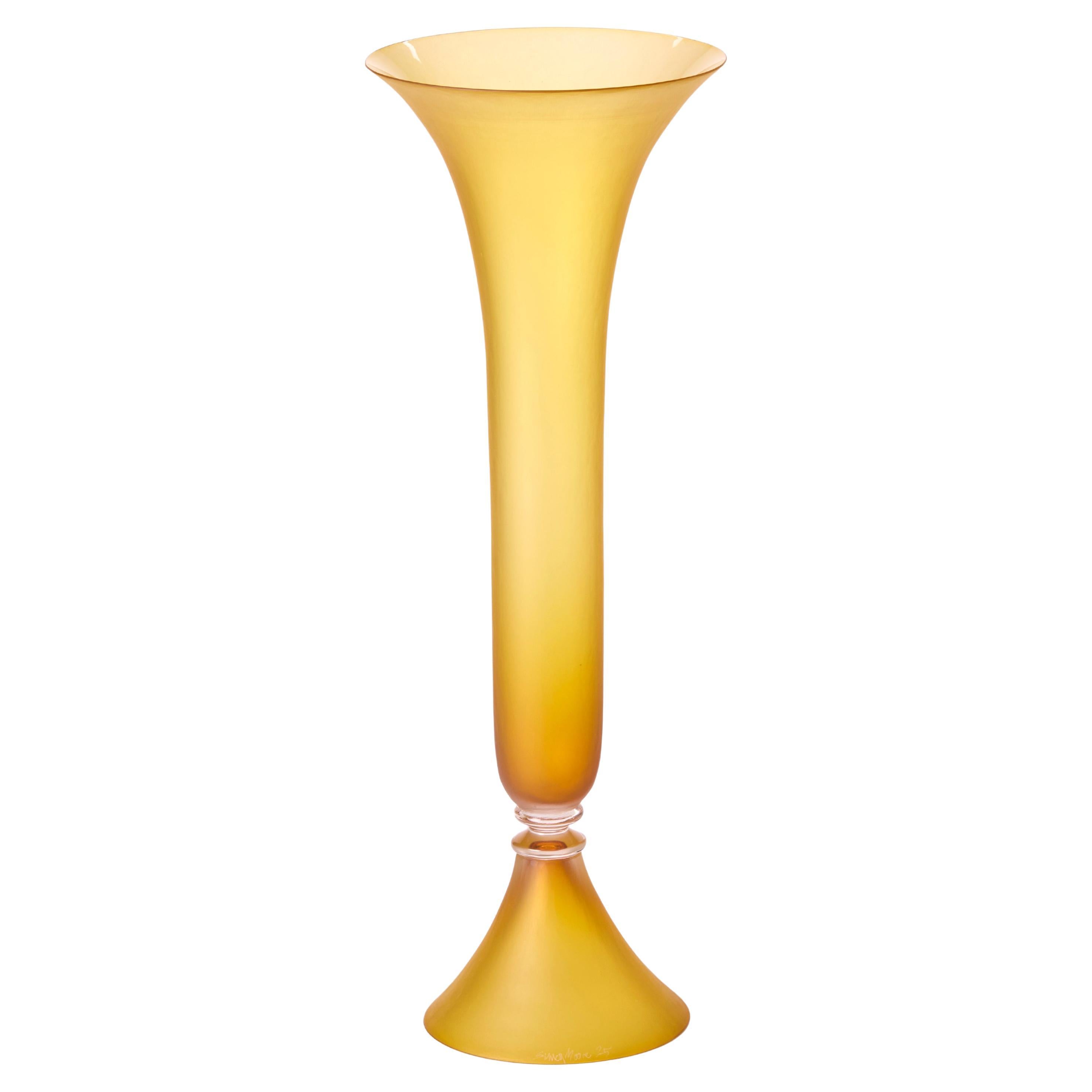 Façon de Venise en Ambre, un récipient en verre soufflé jaune foncé de Simon Moore en vente