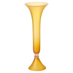 Façon de Venise in Ambra, un vaso in vetro soffiato giallo scuro di A.A. Moore