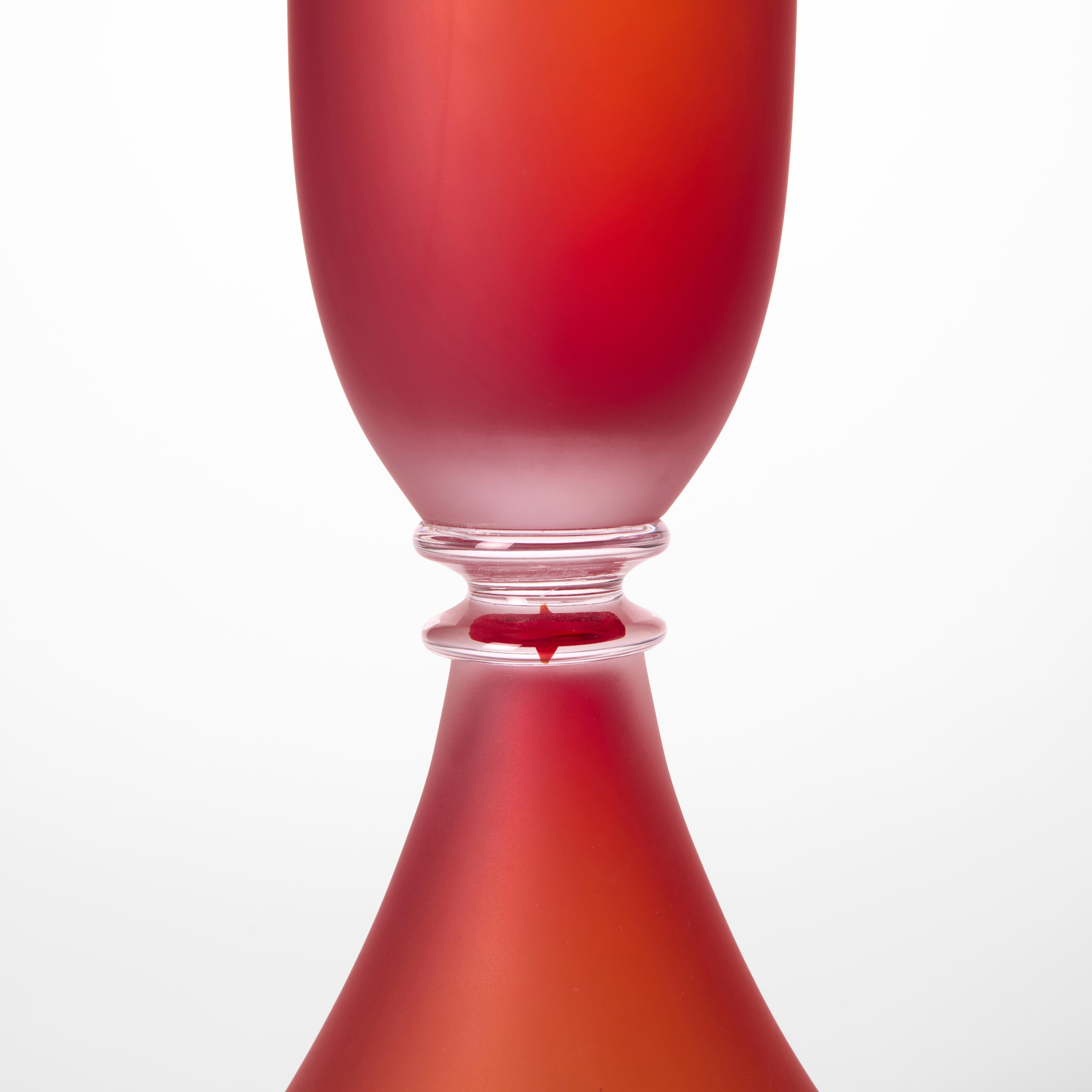Organique Façon de Venise in Red, un récipient en verre soufflé rouge cerise de Simon Moore en vente