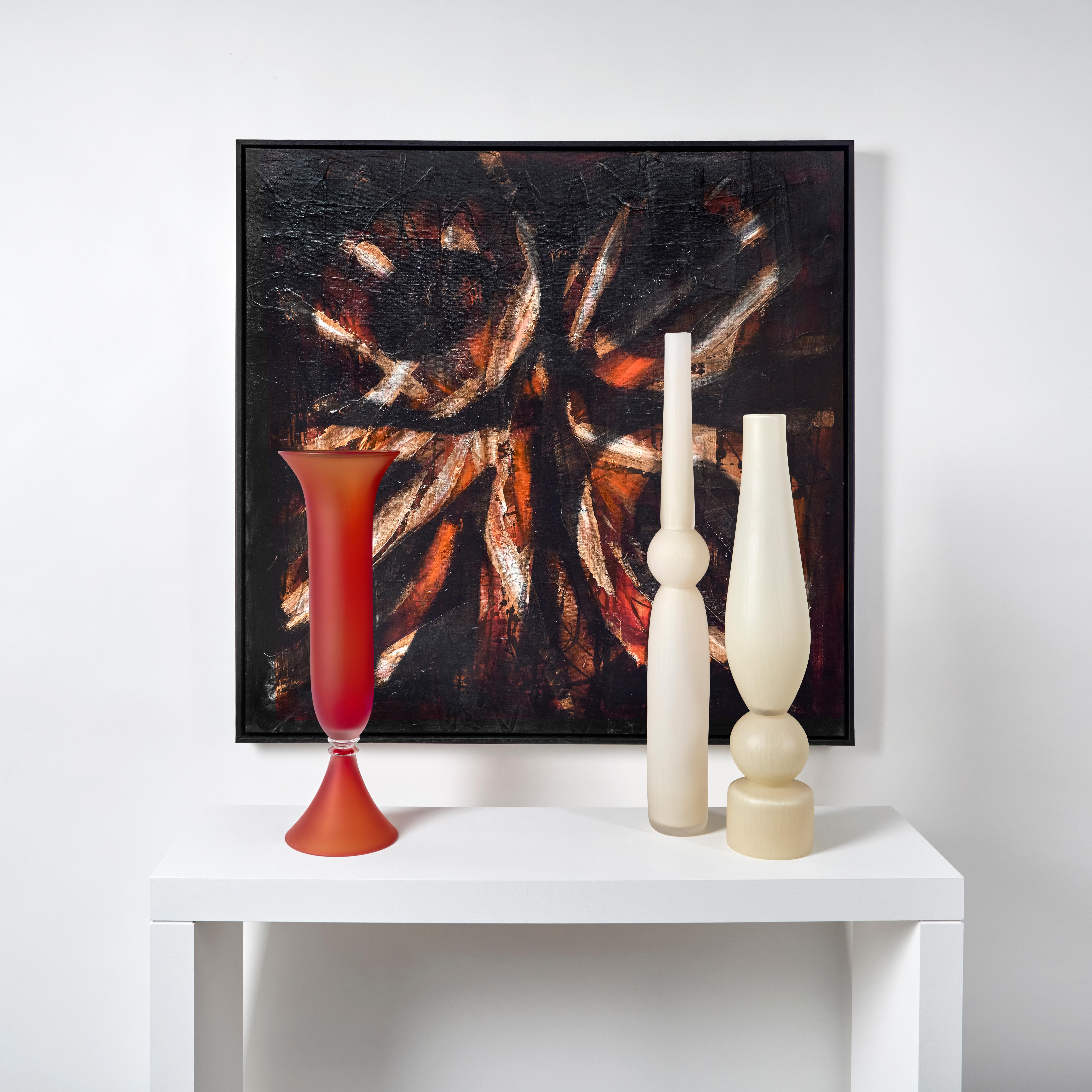 Fait main Façon de Venise in Red, un récipient en verre soufflé rouge cerise de Simon Moore en vente