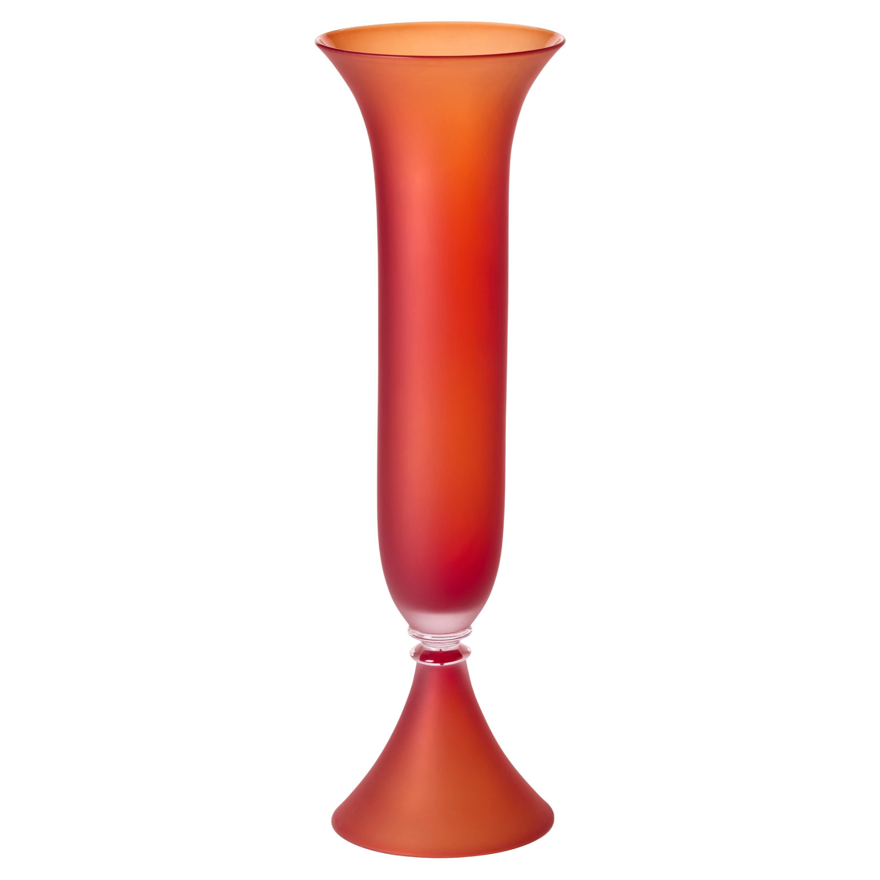 Façon de Venise in Red, un vaso in vetro soffiato rosso ciliegia di A.A. Moore