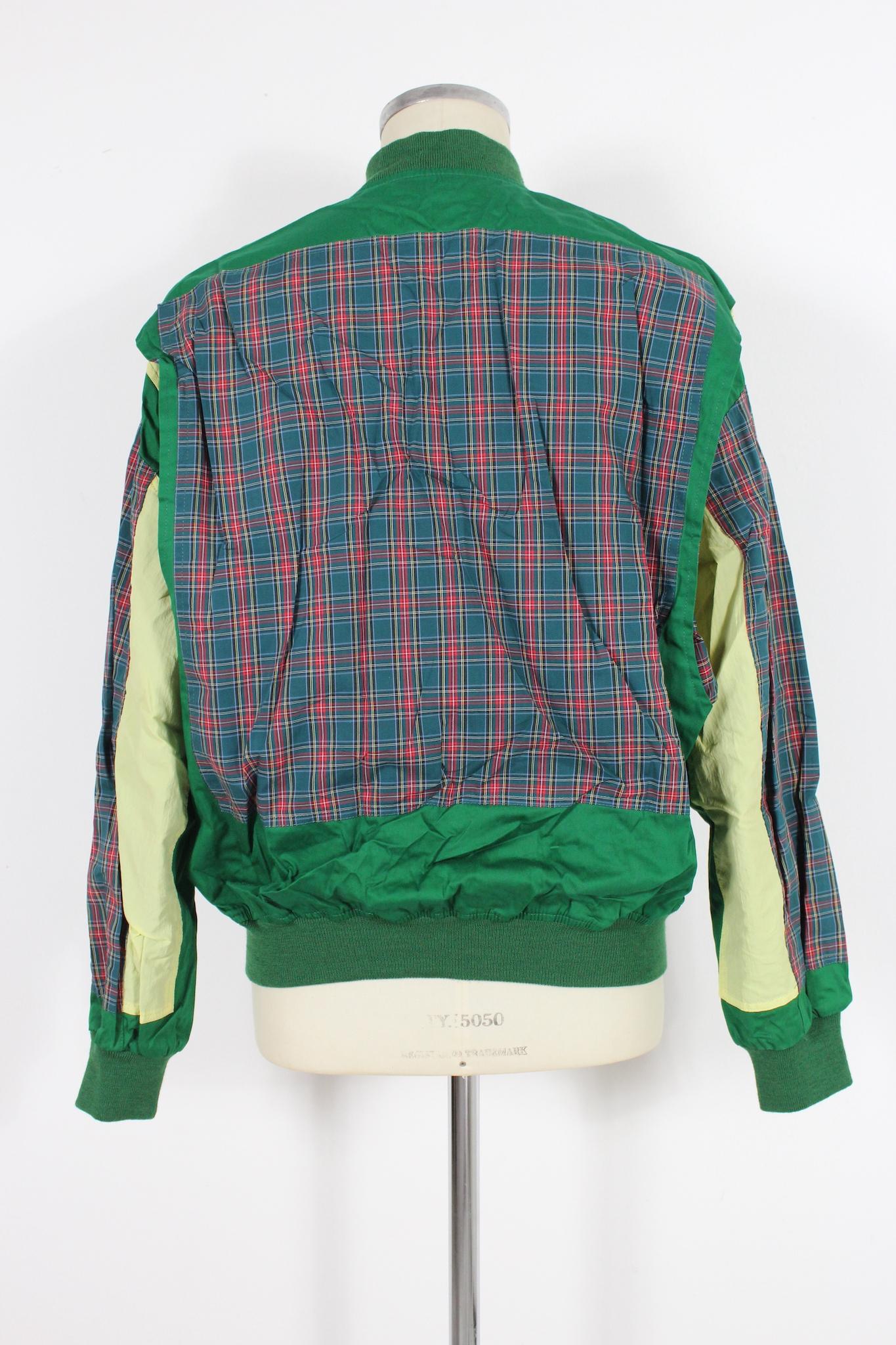 Faconable vintage 90s windbreaker jacket. Green and red color with checked pattern. Zip closure, double pocket on the front, cuffs and collar in elastic fabric. 100% cotton fabric. Made in France.

Size: 6 Fr XL

Shoulder: 55 cm
Bust/Chest: 64