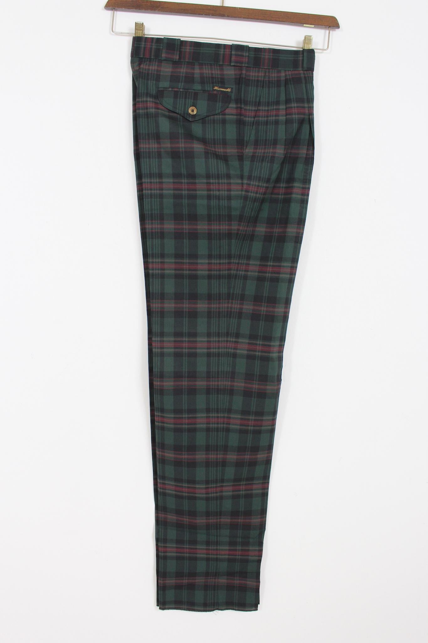 Facconable 90s vintage checked trousers. Green and red color, 33% cotton, 67% polyester fabric. Made in italy. Coming from stock fund.

Size: 42 It 32 Us 32 Uk

Waist: 40 cm
Length: 116 cm
Hem: 23 cm
Pant inseam: 87cm
