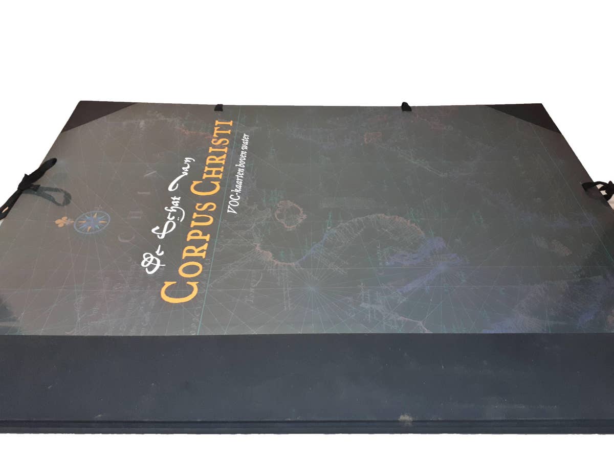 Facsimile with 30 VOC Nautical Charts, the Treasure of Corpus Christi