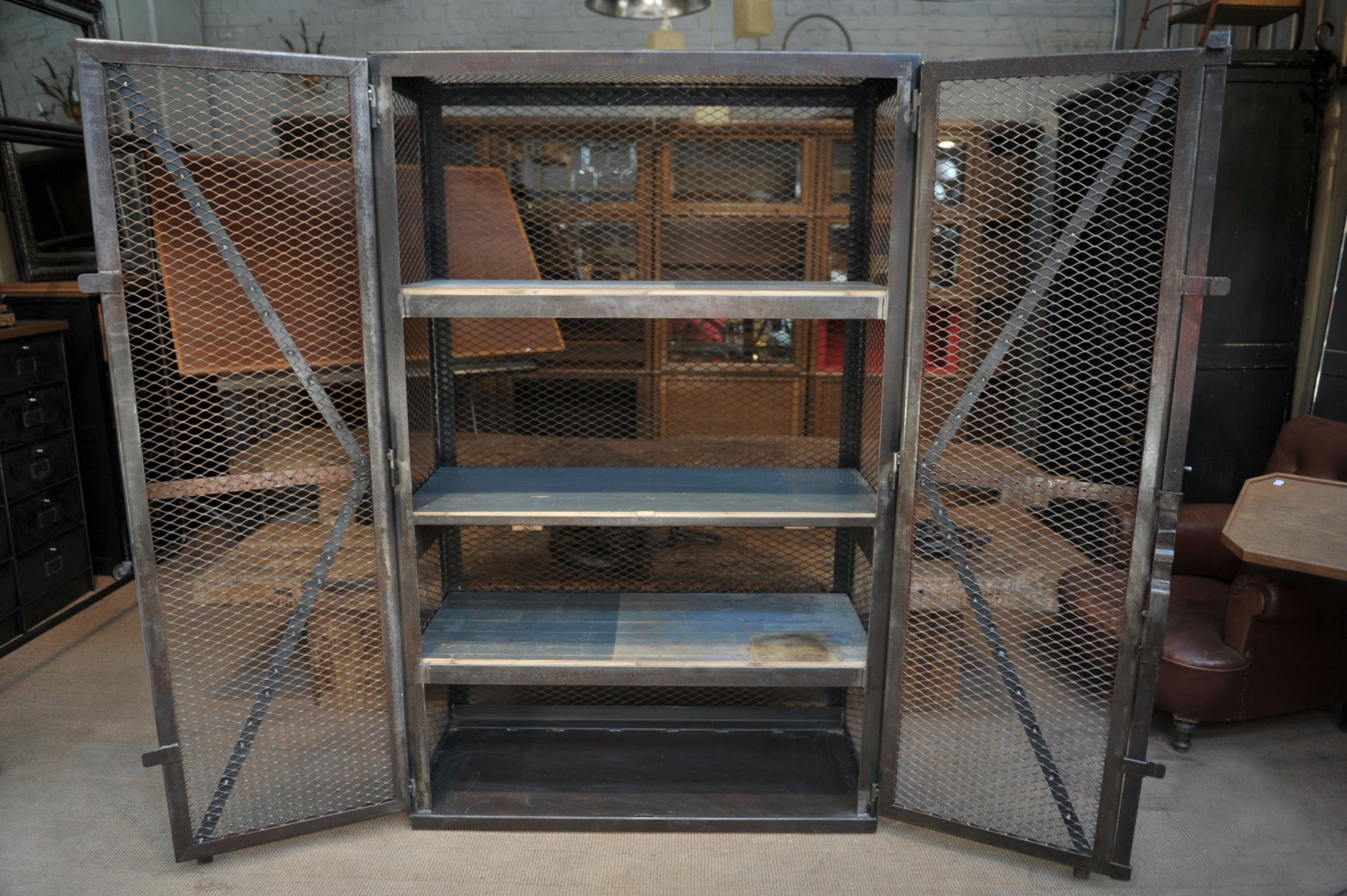 Factory French Industrial Mesh Iron Factory Bookcase Cabinet, Circa 1950 In Good Condition For Sale In Roubaix, FR